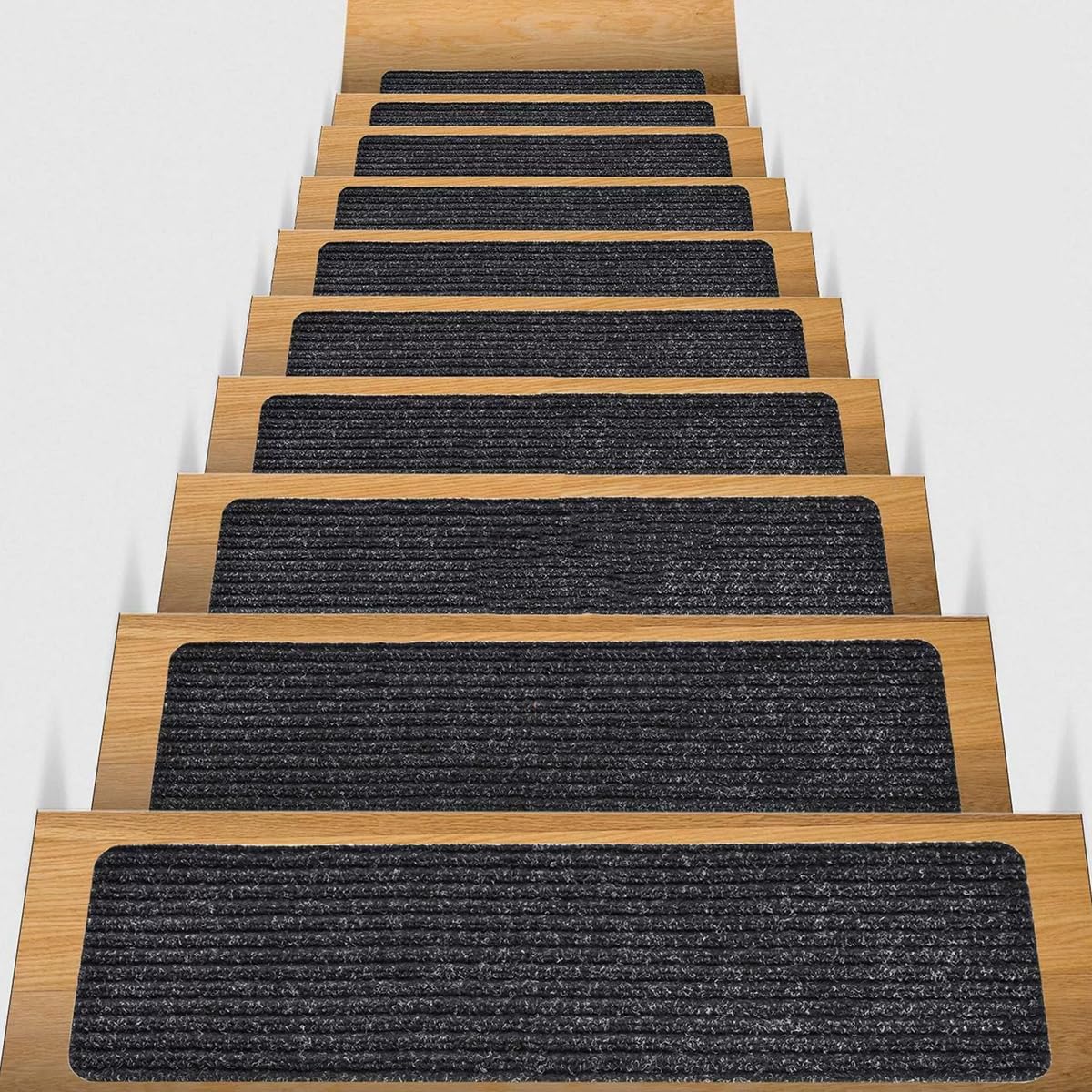 Alfombrillas para escaleras interiores de madera que mejoran el confort en el hogar