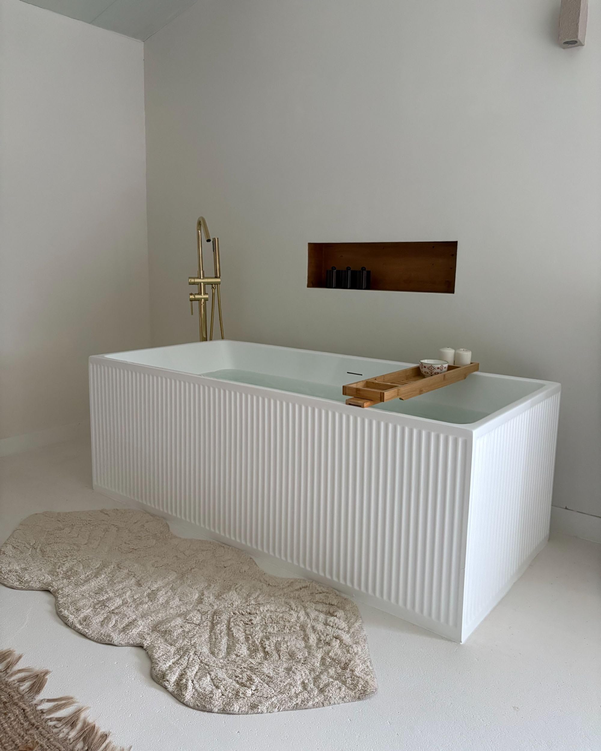 Beliani Tappeto da bagno moderno in cotone di forma irregolare 150 x 60 cm Modello decorativo Accessori da bagno Beige