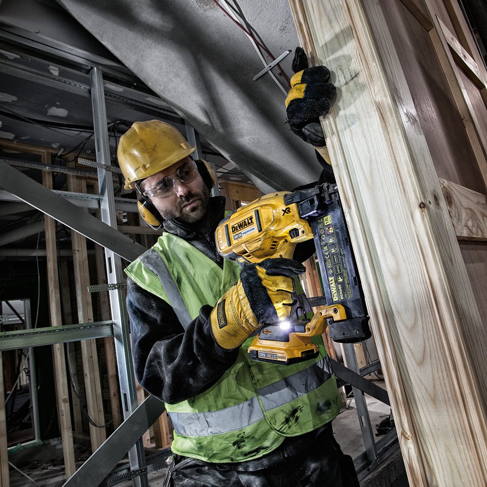 Image secondaire de Cloueur de finition 18V 2.0Ah DEWALT - 2 batteries + chargeur + coffret - DCN680D2