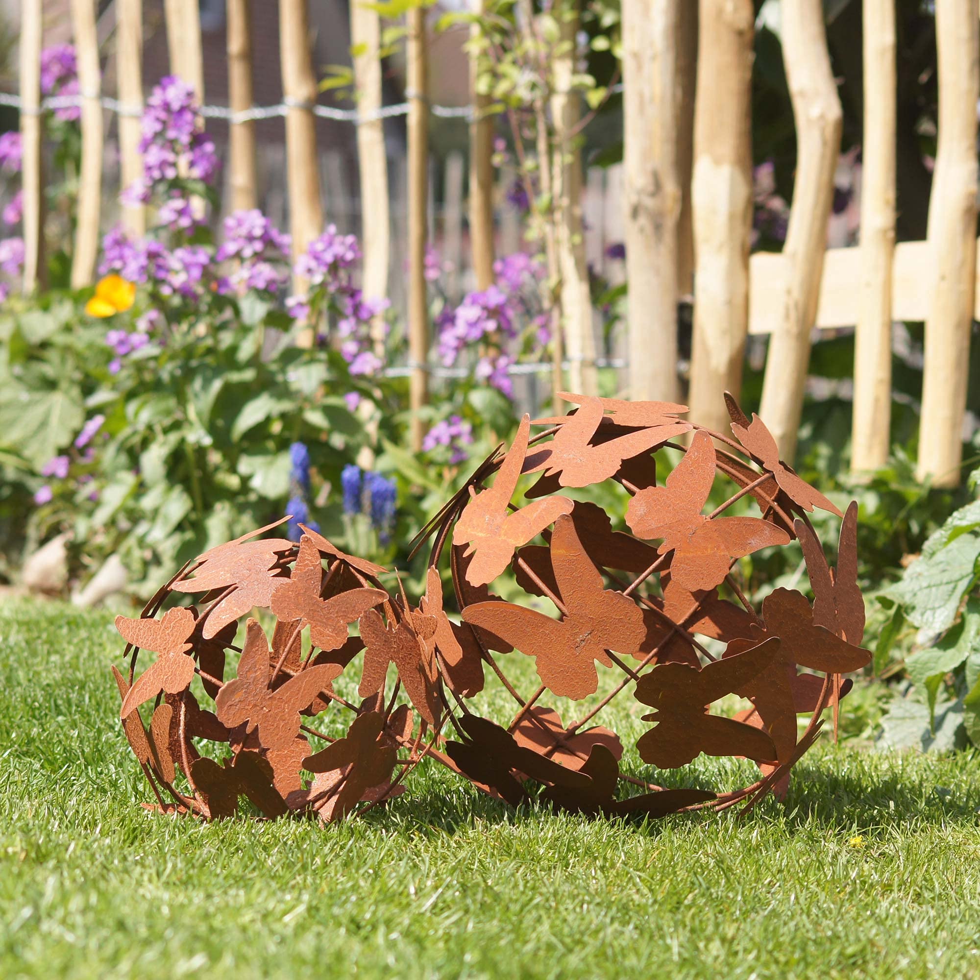 UNUS Gartendeko Rost Kugel Schmetterlinge, Gartenkugel Edelrost, Deko Metallkugel Rostoptik, Dekokugel (29 cm)