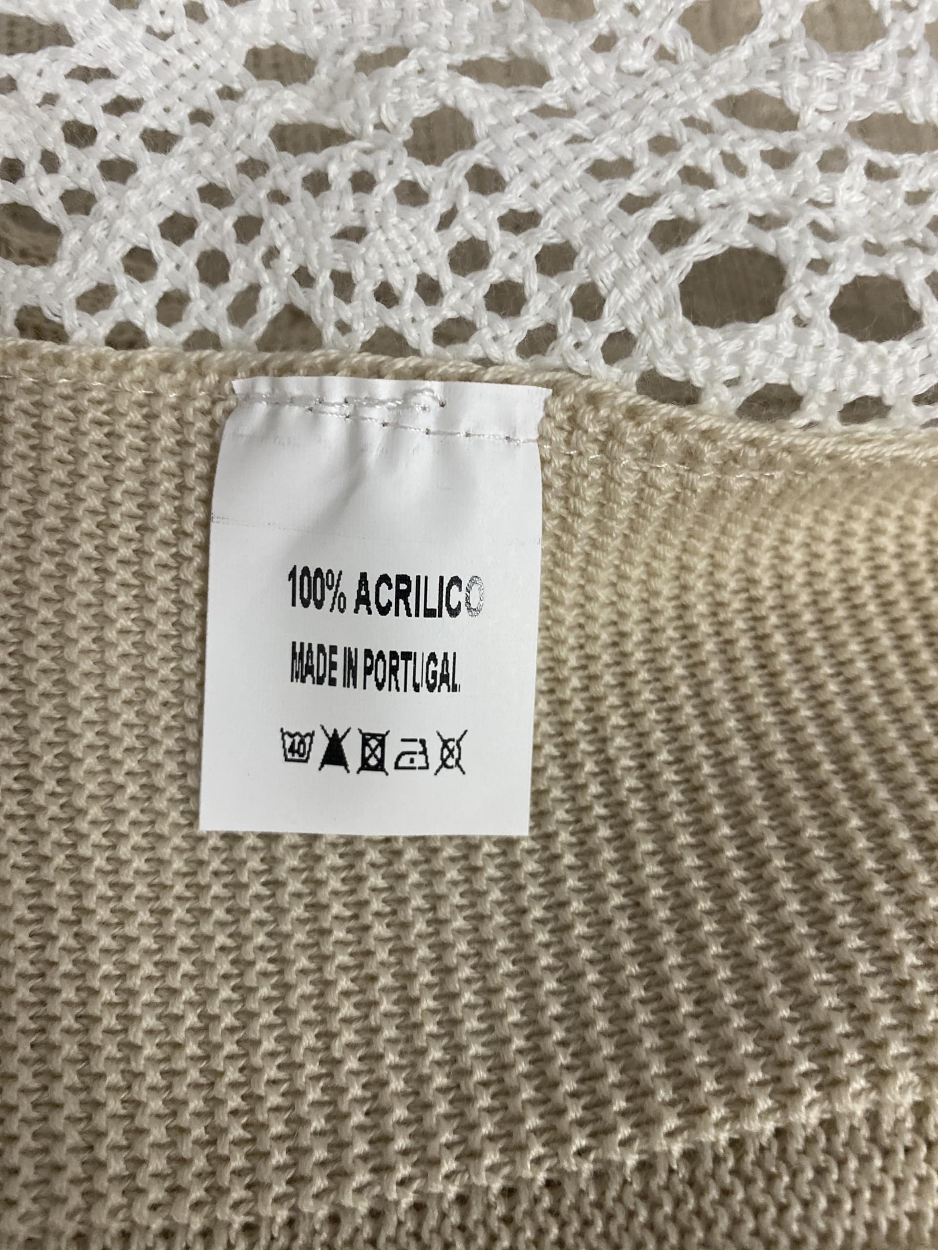 Genérico Conjunto de Ropa para Bebé, Suéter y Pantalón de Punto Beige con Encaje, Gorro y Botines, 4 Piezas. Talla 1mes. Primera puesta. Invierno. Lana. Acrilico 100%