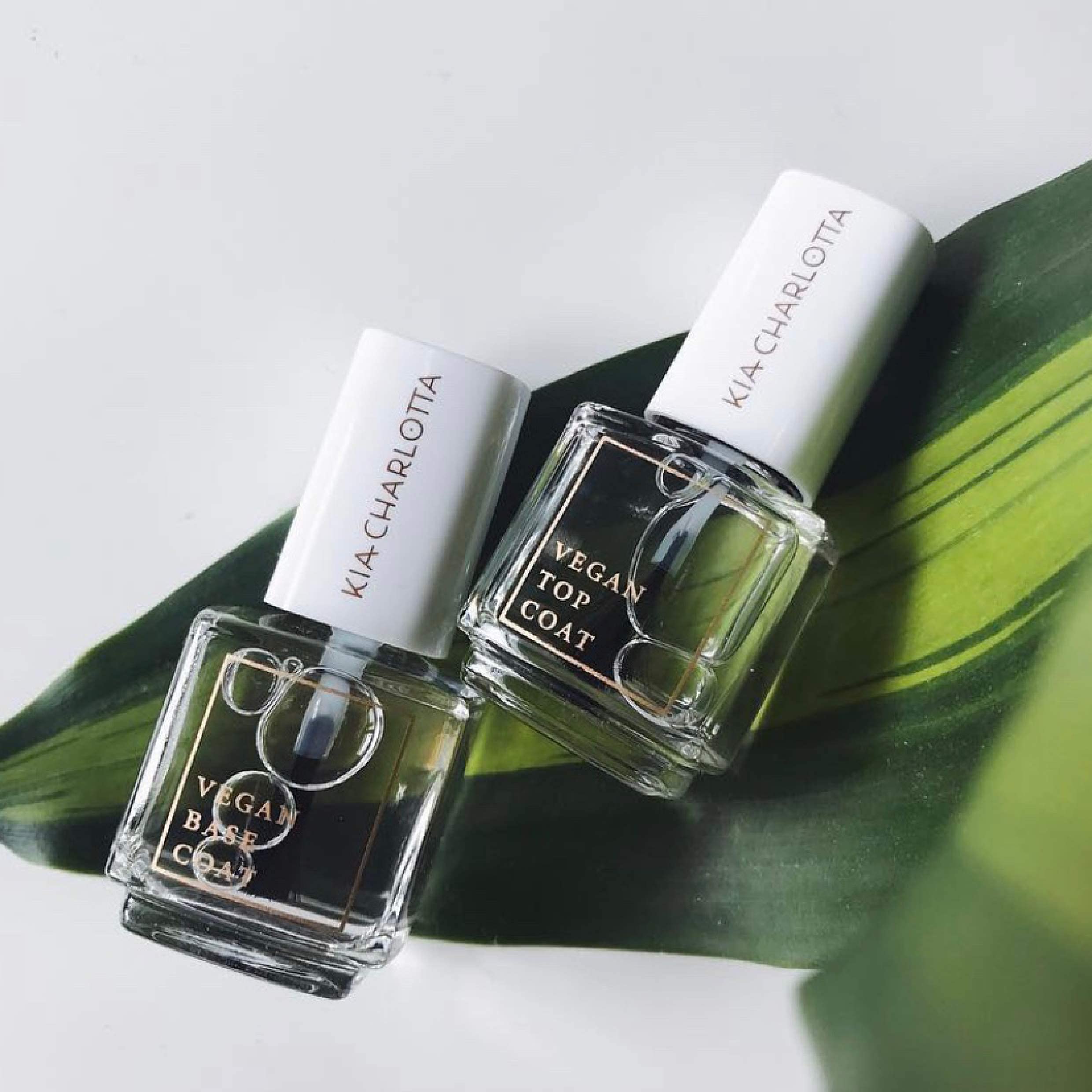 Kia-Charlotta, 100% Veganer Nagellack, Set, 1x Farbe Courageous (Taupe) + Unter- & Überlack + natürlicher Nagellackentferner 40 Pads, bis zu 87% natürlich, Schadstoffarm, Premium Qualität