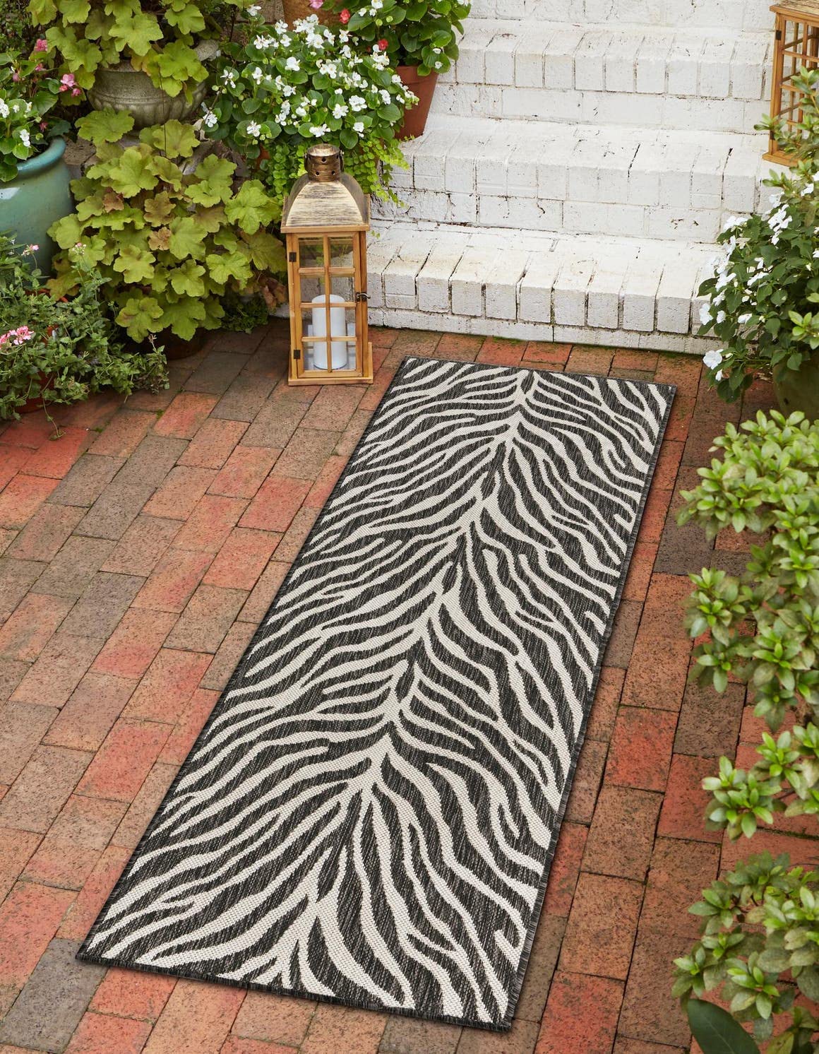 Unique Loom Outdoor Safari Collection Area Rug - Tsavo (2' x 6' 1" Runner, White/ Black)