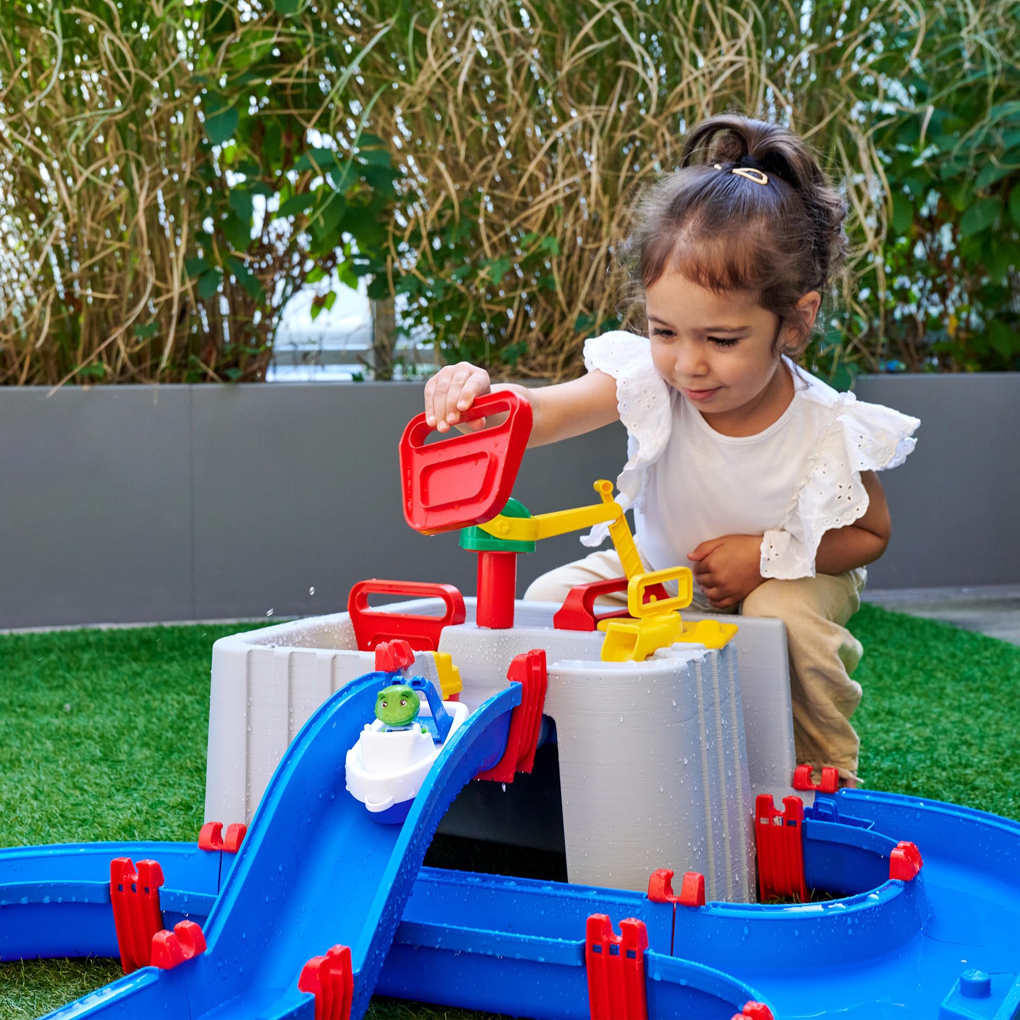 AquaPlay Harbour Waterbahn - Juego de Agua para Exteriores con Tren, Barcos y 2 Figuras de Juego, Juguete acuático para niños a Partir de 3 años, 128 x 93 x 40 cm
