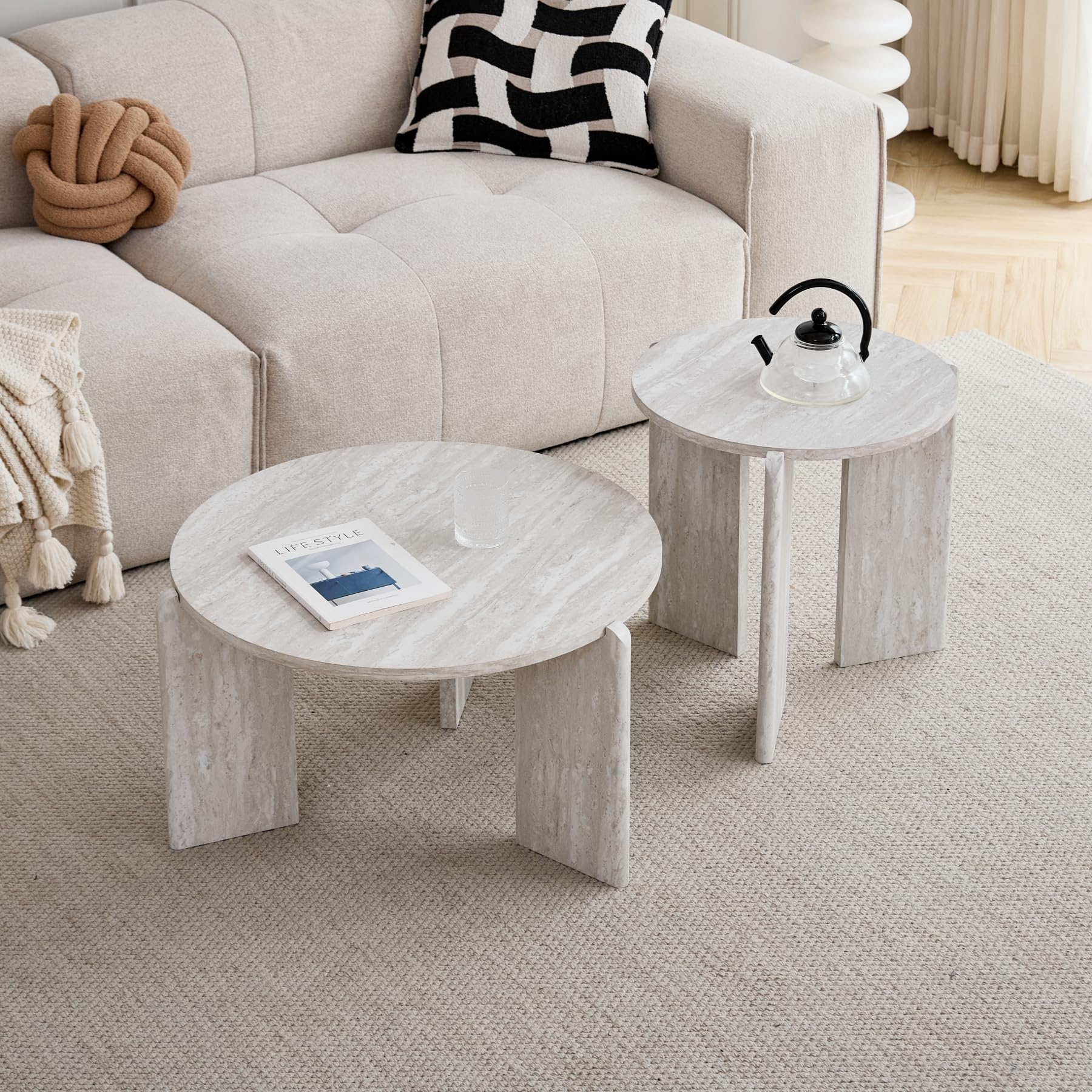 Juego de 2 Mesas de Centro, Mesas de Salón en Imitación de Travertino Blanco, Diseño de Tres Patas, Mesa Auxiliar Moderna de Estilo Minimalista, Adecuada para Salón y Dormitorio