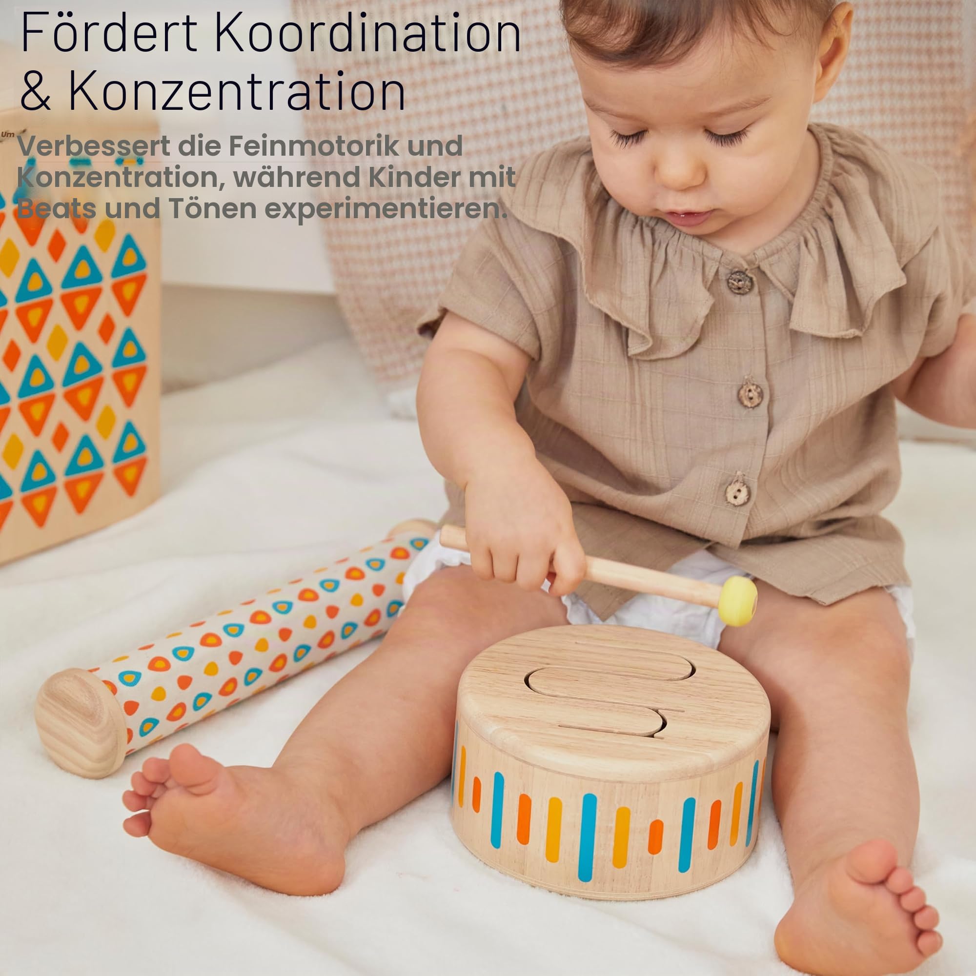 PlanToys Schlagzeug Kinder - Trommel Kinder - Musik Spielzeug ab 1 Jahr - Kindertrommel aus Holz - Kinderschlagzeug inkl. Trommelstock mit Gummikopf -Beige (Beige)