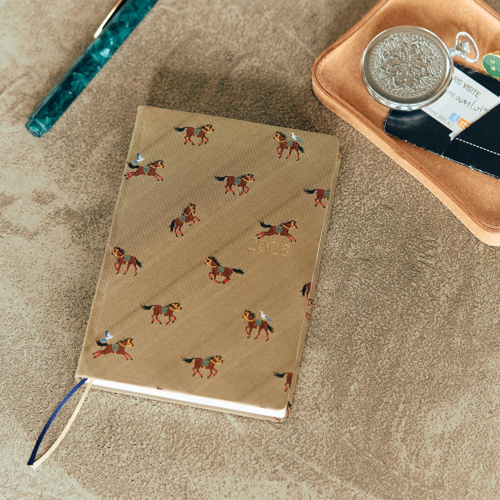 Amazon.co.jp: ほぼ日手帳 2026 HON 英語版 タイ&チーフ/駆ける馬 [A6