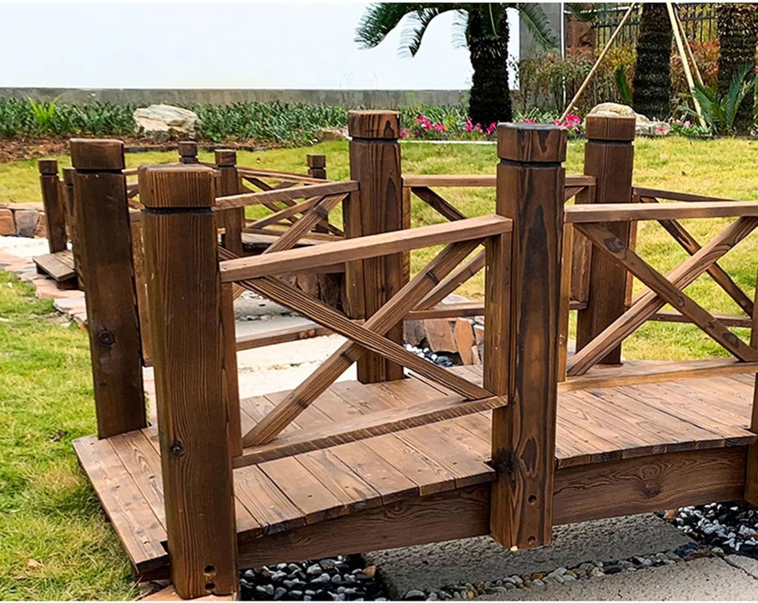 Garden Bridge, Outdoor Carbonized Solid Wood Bridge Arc Walkway with Side Railings, Decorative Landscaping Footbridge for Backyards, Koi Pond, Dry Creek Bed, Garden Pathway(140x60x52cm/55.1x23.6x20.5i