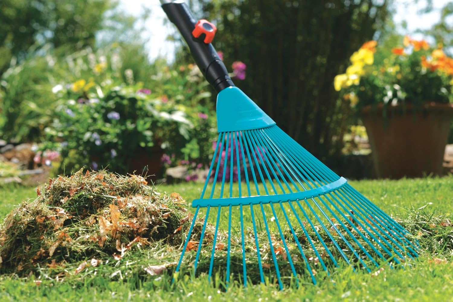 Gardena Combisystem Spring-Wire Rake: Fan rake for Cleaning and aerating Mossy Lawn Areas; with Robust Wire prongs, Duroplast-Coated, Working Width 50 cm (3100-20)