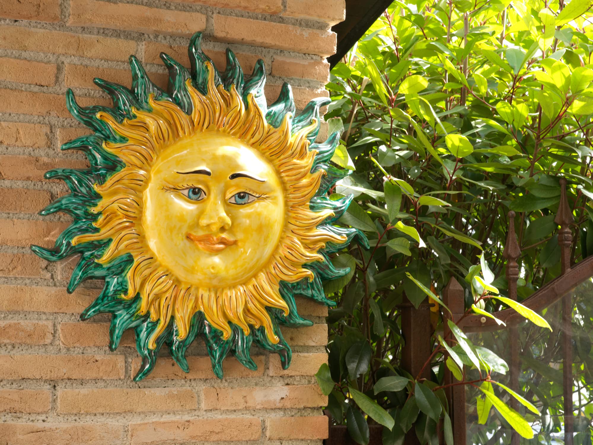 Terrecotte del Sole - Sole in ceramica siciliana originale per parete verde diametro 40, realizzato e decorato a mano.