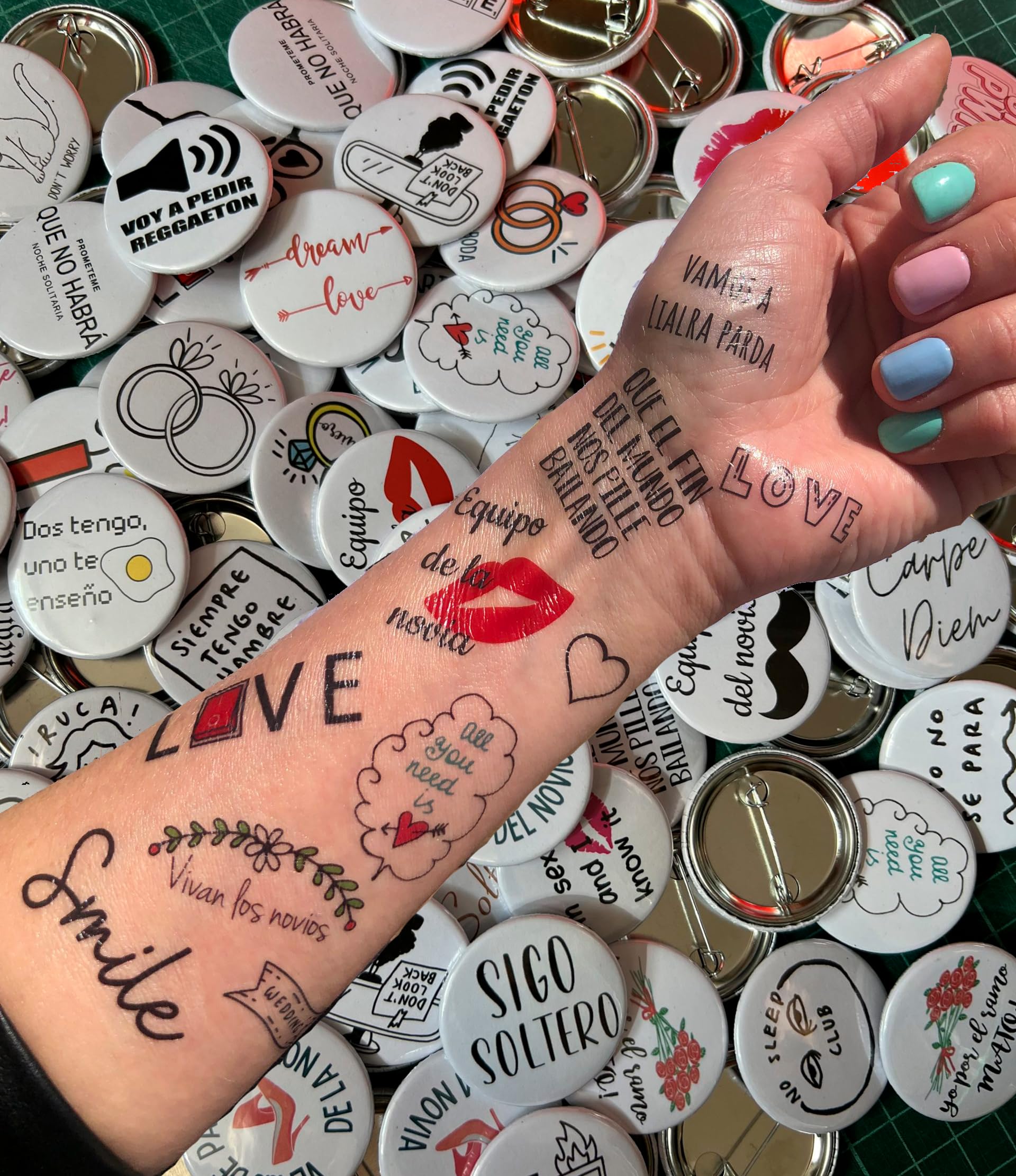 Uvimark - Chapas y Tatuajes temporales boda - Más de 100 Chapas y 100 calcomanías para boda - Calcamonías para bodas con diseños variados - Tatuajes para bodas