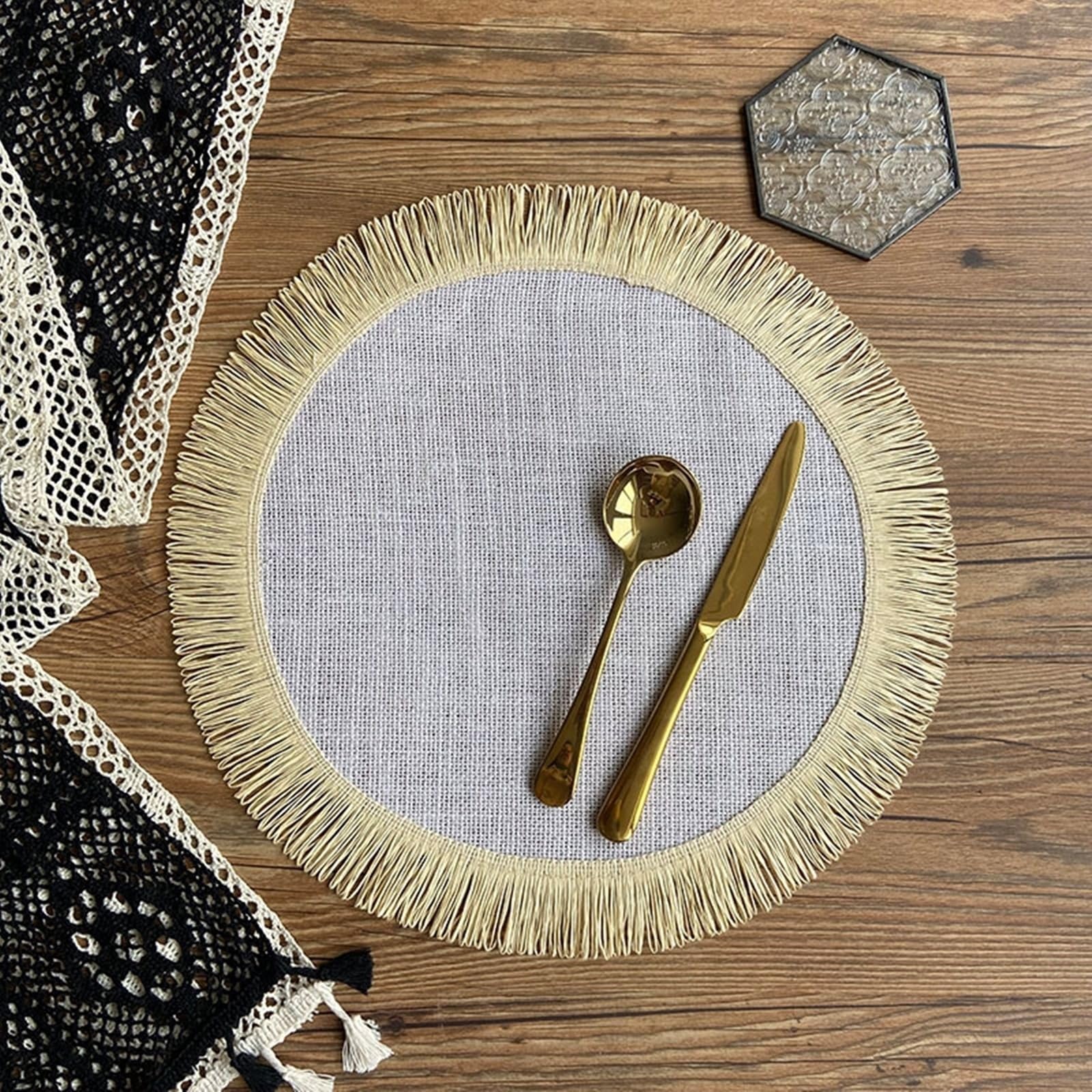 Set de table blanc gris uni pour des repas conviviaux en famille