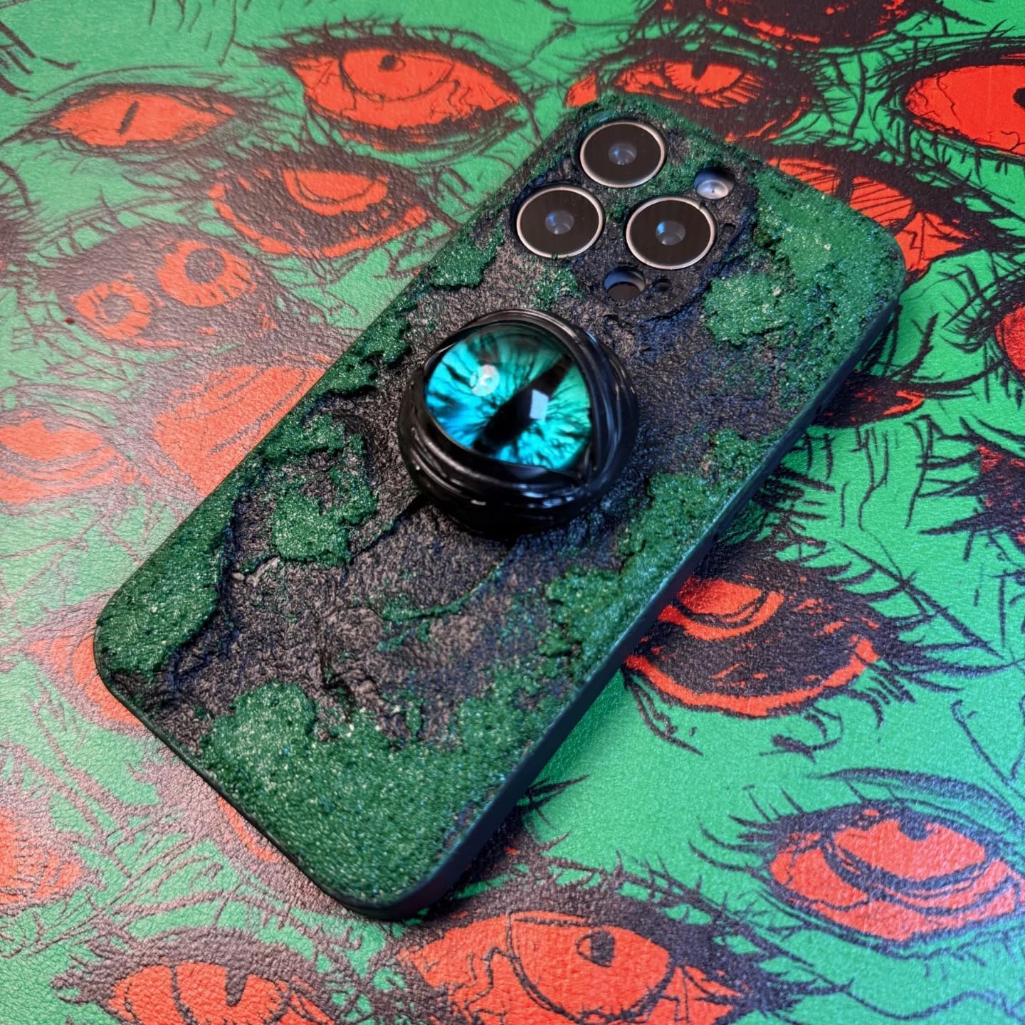 Handmade 3D Gothic Monster Eye Phone Case – Custom Fit for All Phone Models – Unique for Horror Fans, Cosplay, Dark Aesthetic Lovers (Green Eyes)