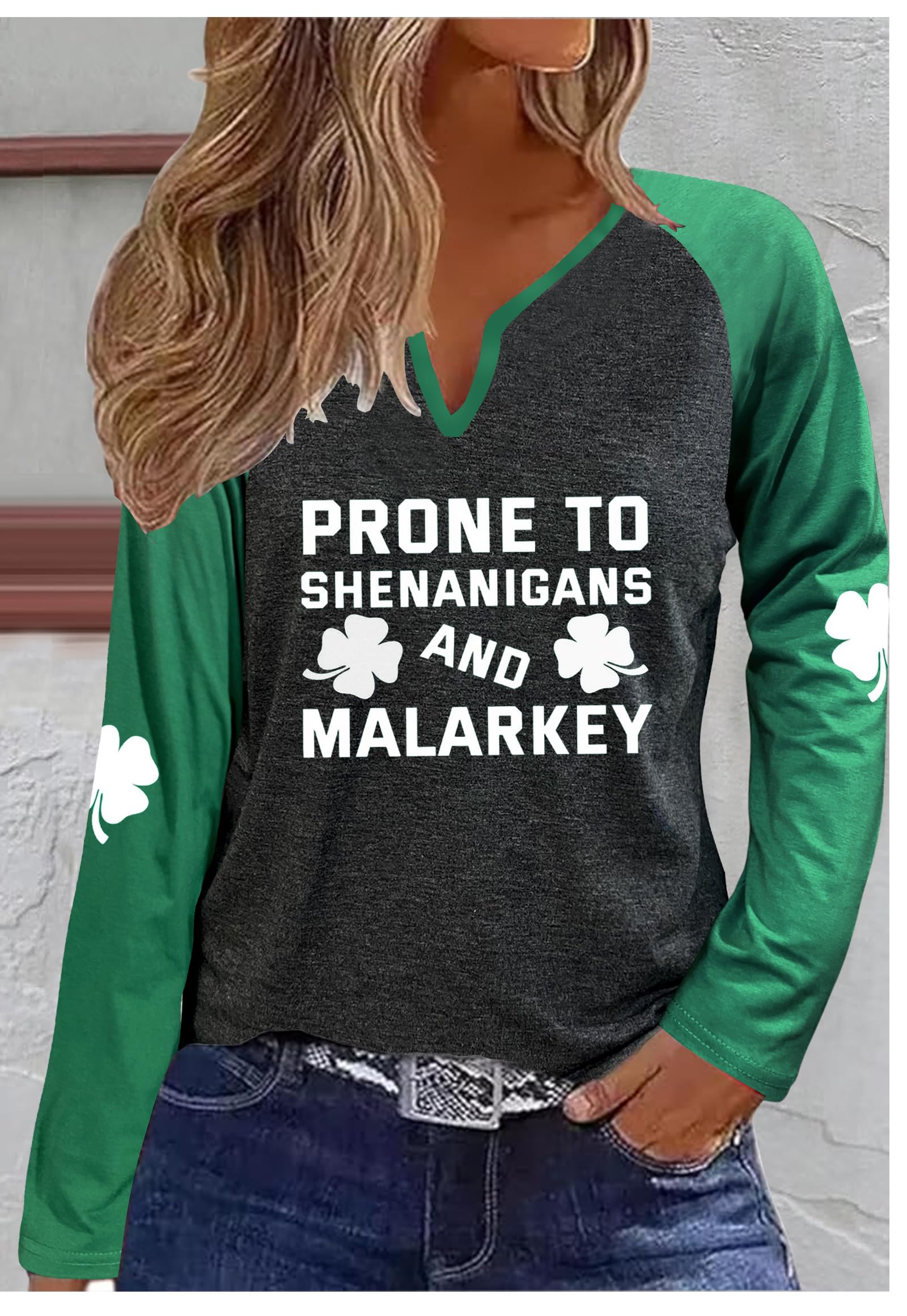 T-shirt da donna con scollo a V per il giorno di San Patrizio maglietta grafica trifoglio irlandese fortunato maglietta a maniche lunghe regalo magliette top