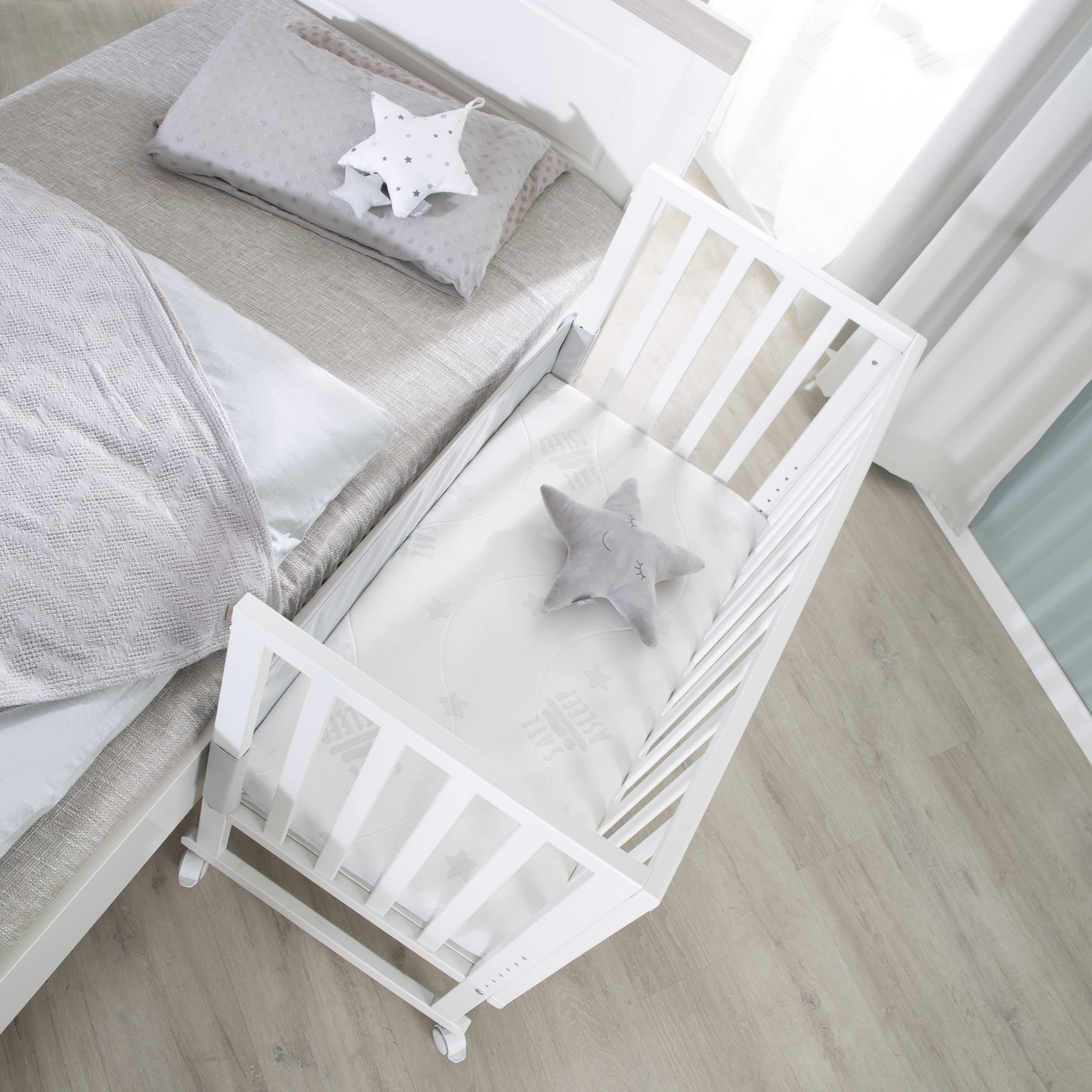 roba Cuna Colecho 45 x 90 cm Safe Asleep 3 en 1 - Altura Ajustable - Conjunto Completo con Cuna, Colchón, Barrera de Tela y Ruedas con Freno - Madera Blanca