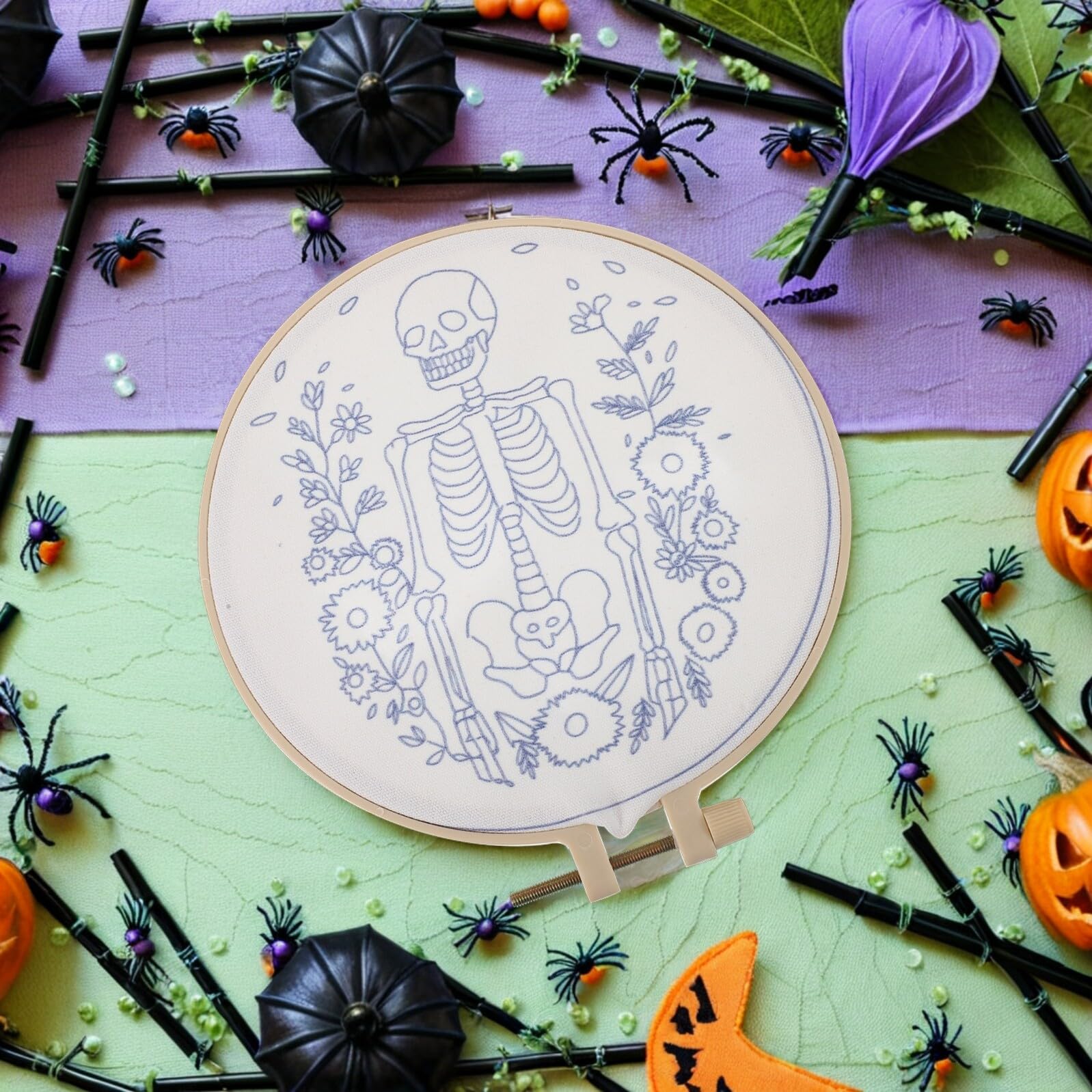 BCOATH Kit de Bordado de Halloween para Principiantes con 4 Patrones Temáticos Hilo Incluido Tela Estampada y Aguja Mágica Adecuado para Manualidades Creativas y Decoración Otoñal