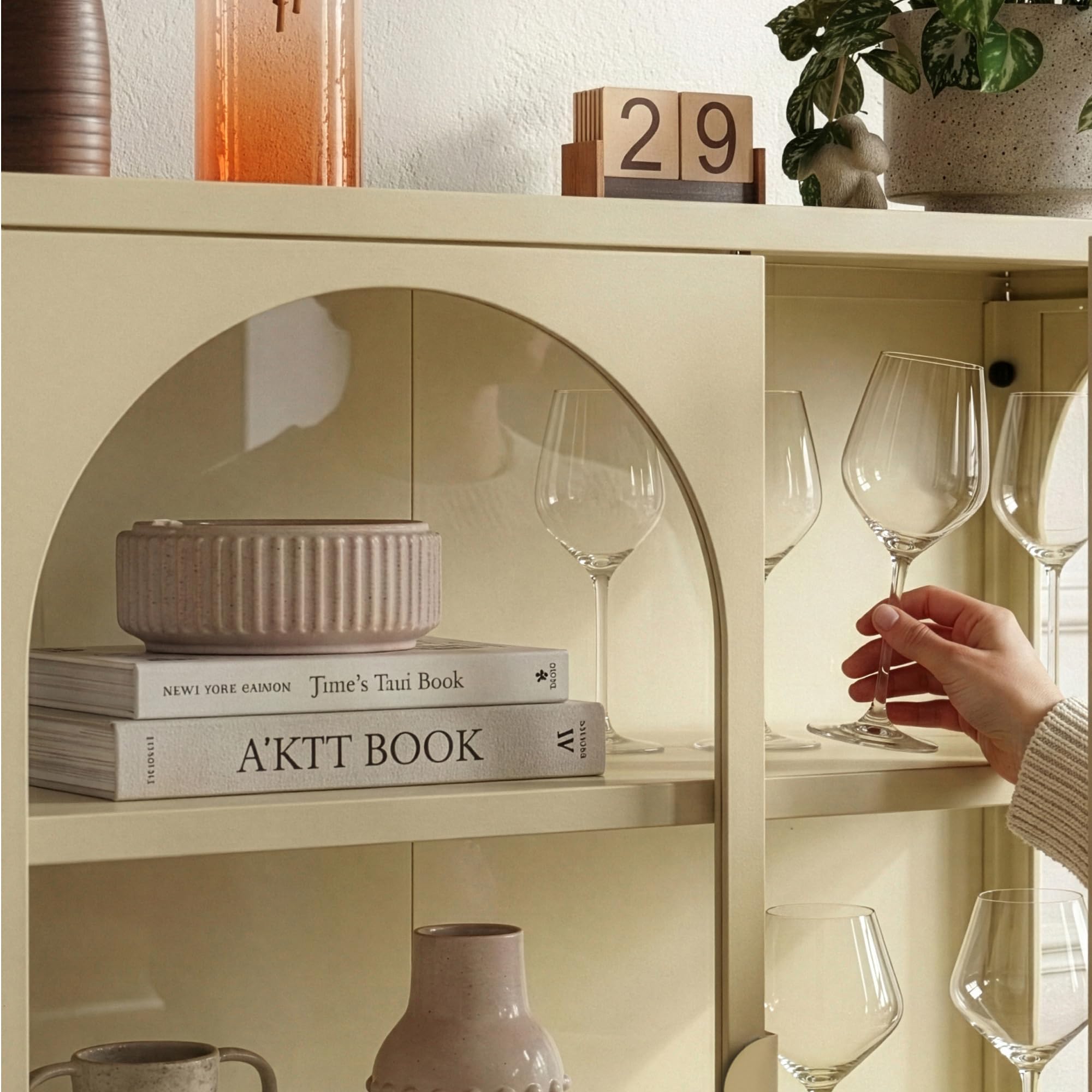 [en.casa] Vitrina Klippestad Aparador Alto 2 Puertas de Cristal Transparente 3 Compartimentos Cerrados Mueble Auxiliar para Cocina Comedor Oficina Acero 95 x 80 x 35 cm - Camel