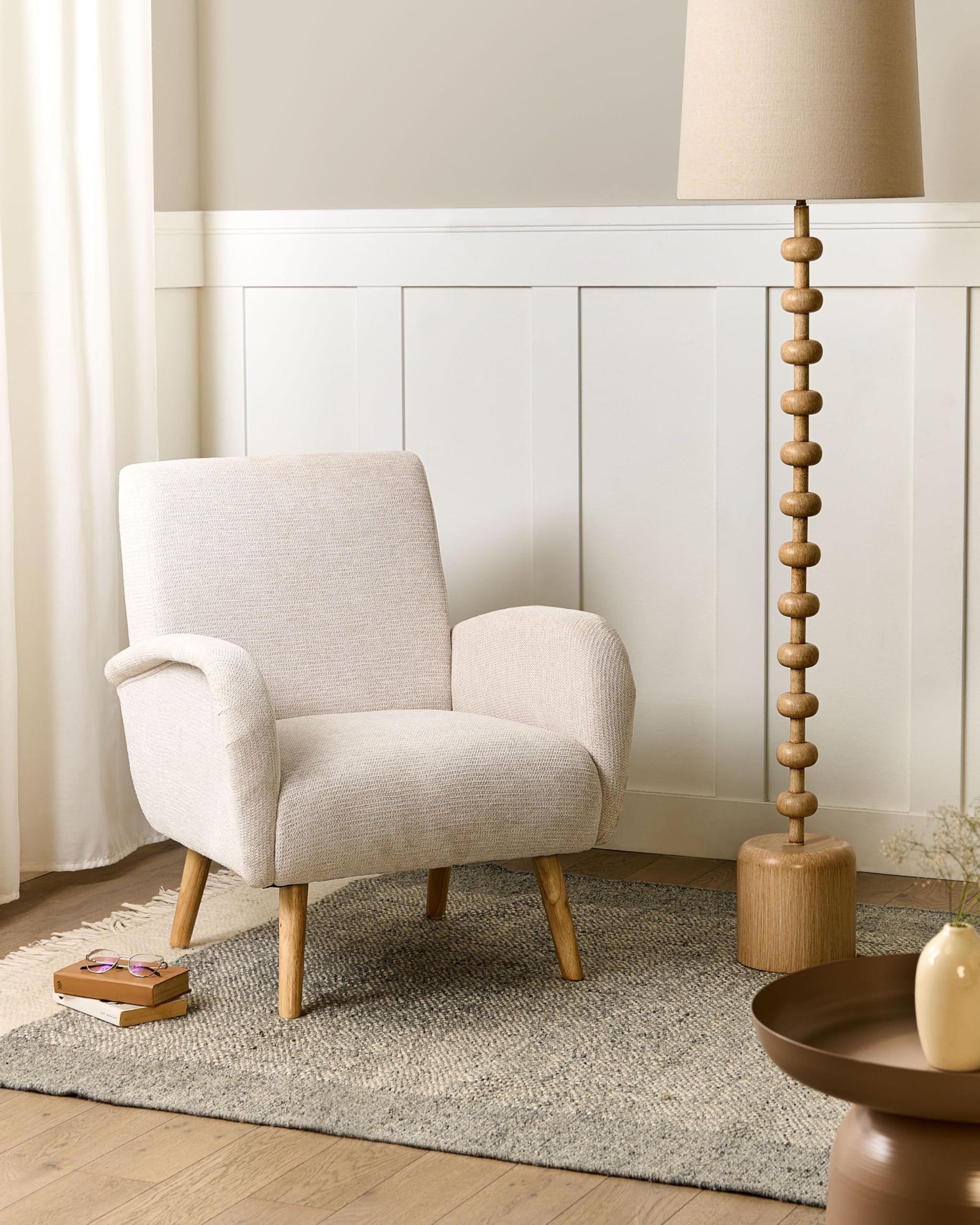 Beliani Poltrona in tessuto idrorepellente beige chiaro e gambe in legno di gomma con braccioli