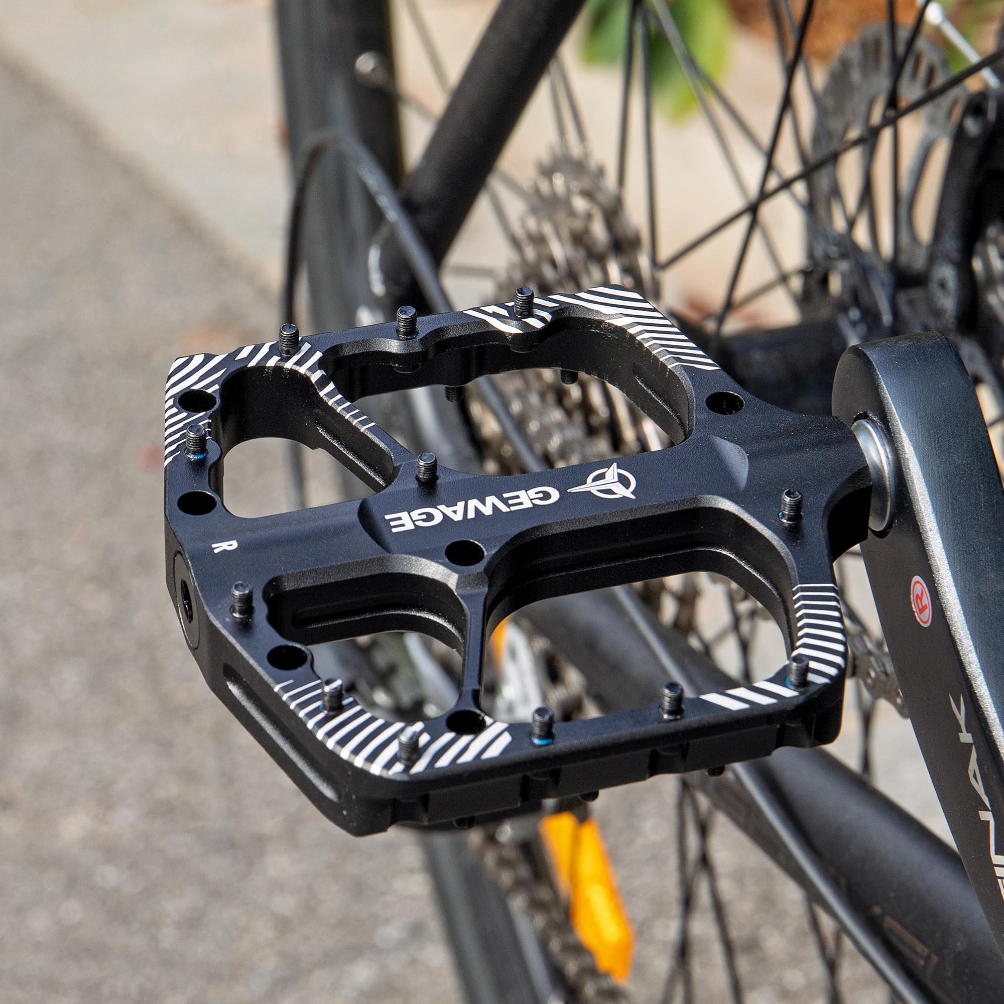 GEWAGE Pedali MTB – Pedali Bici in Alluminio CNC con Cuscinetti a Sfere + Cuscinetto a Rullini, Asse Cr-Mo, 24 Pin Antiscivolo