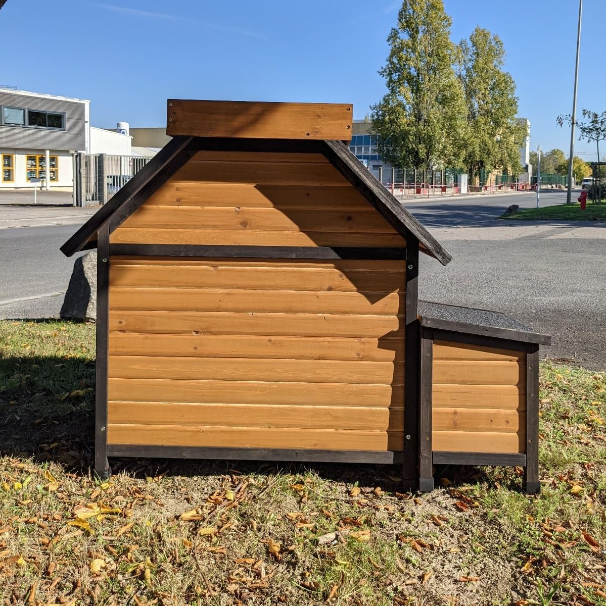 Animal Valley – Casita para perros Beauceron con techo vegetal – Madera y Shingle – 115 x 105 x 105 cm – Talla M – Beige y negro – para perros medianos