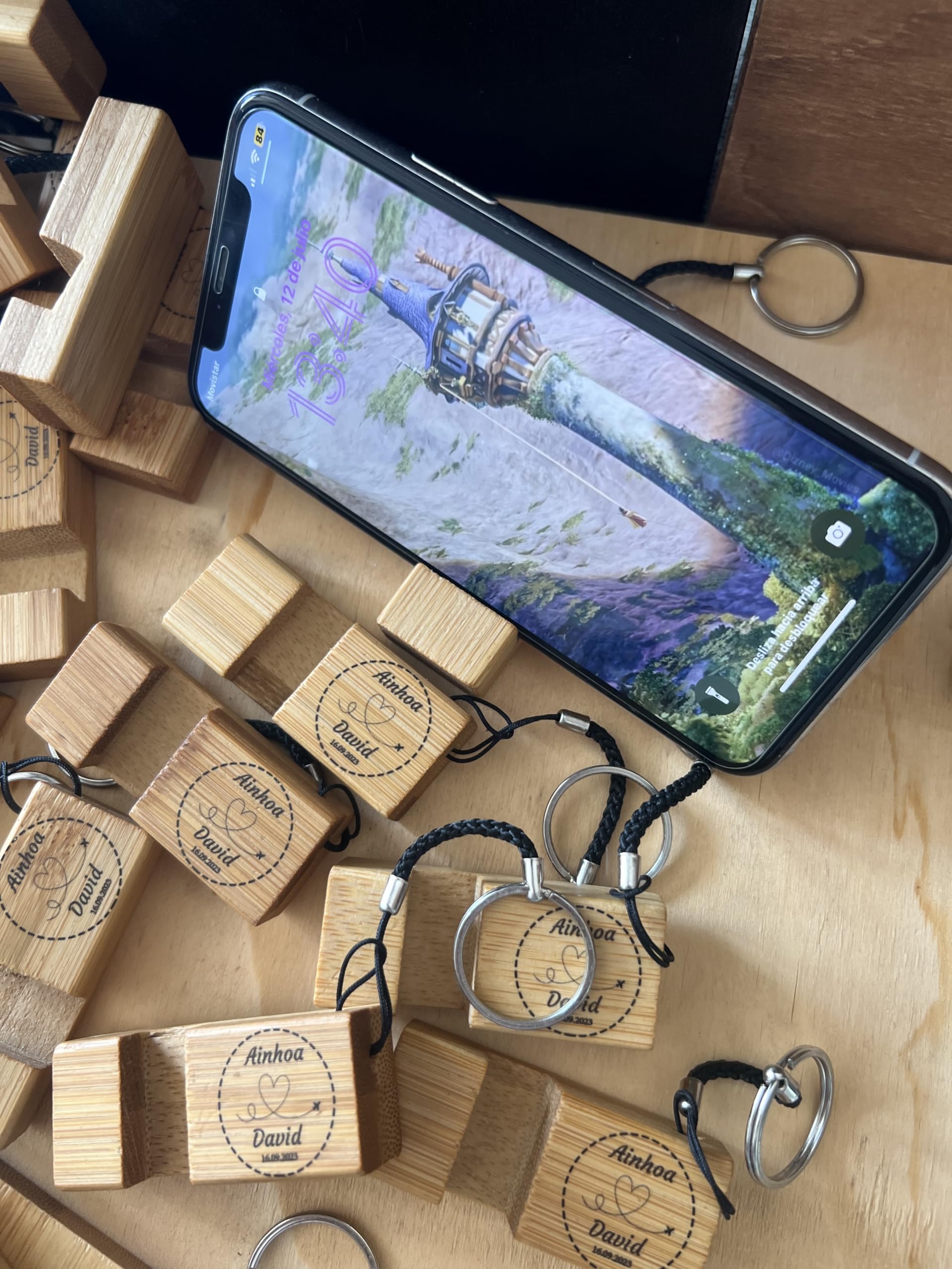 Uvimark - Set 25 Llaveros Personalizados Soporte Móvil Madera para Eventos