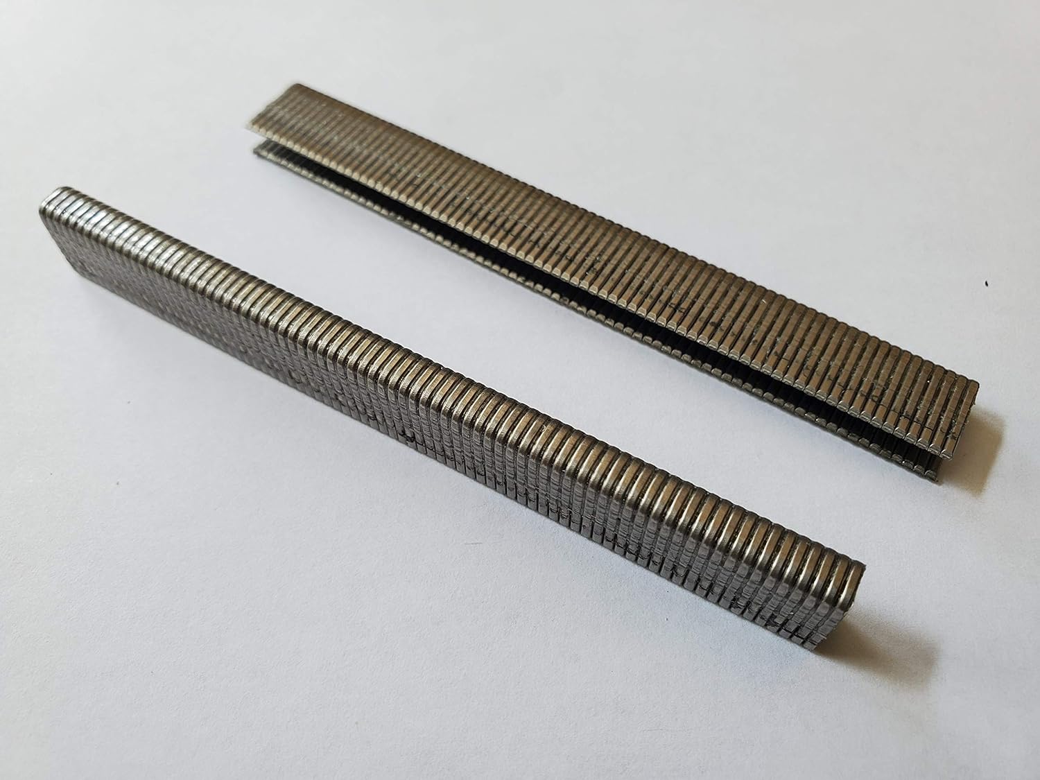 L11SS Stainless Steel 1/4" Narrow Crown x 3/4" Leg Staples, 1000 Count