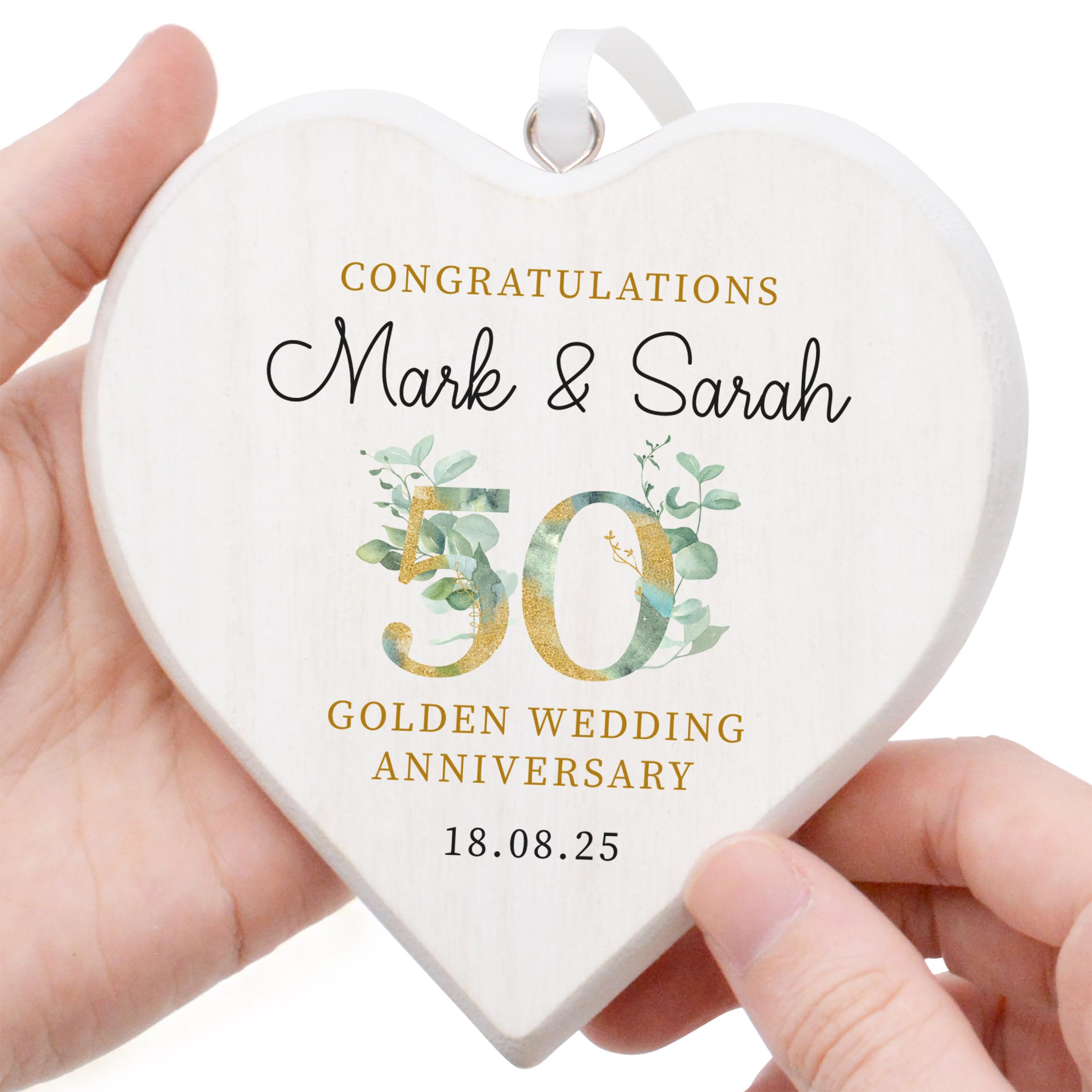 Beecreative Personalised 50th Wedding Anniversary Gifts - Rustic White Wood Heart Decoration - Golden 50 Years Anniversary Present For Parents - With Gift Bag