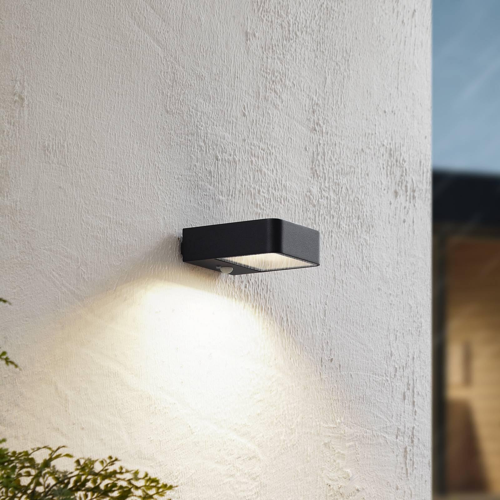 Lucande Lampa solarna LED zewnętrzna Dava z czujnikiem ruchu (ochrona przed wodą rozbryzgową (nowoczesna) w kolorze czarnym z aluminium, lampa ścienna do użytku na zewnątrz i do ogrodu, na ścianę