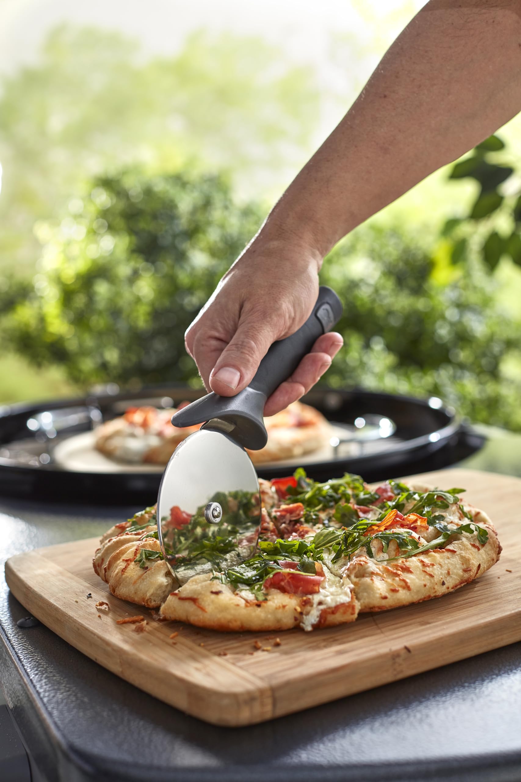 Weber Tagliapizza, con Lama Extra Grande per Basi di Pizza Spesse o Sottili, in Acciaio Inox, con Manico Ergonomico, Lavabile in Lavastoviglie - Nero/Argento (6690)