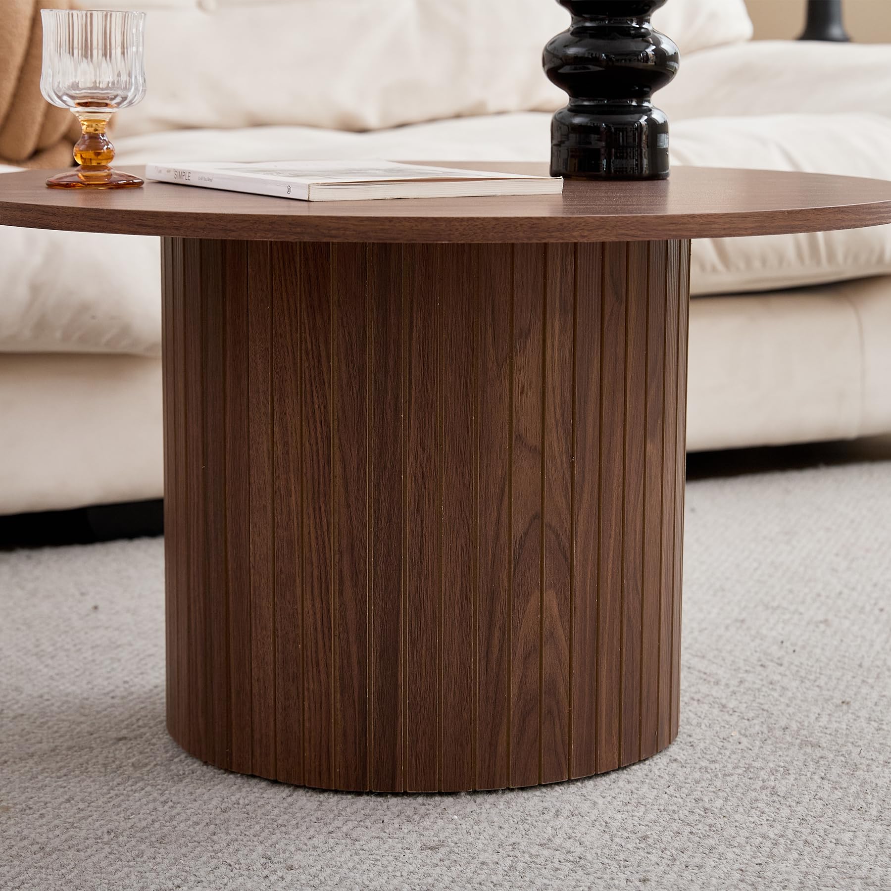 Set di 2 Tavolini da Caffè Rotondi Impilabili con Base Cilindrica; Tavolino Moderno con Piano in MDF e Base a Doghe in Legno (Noce/Vinatura legno)