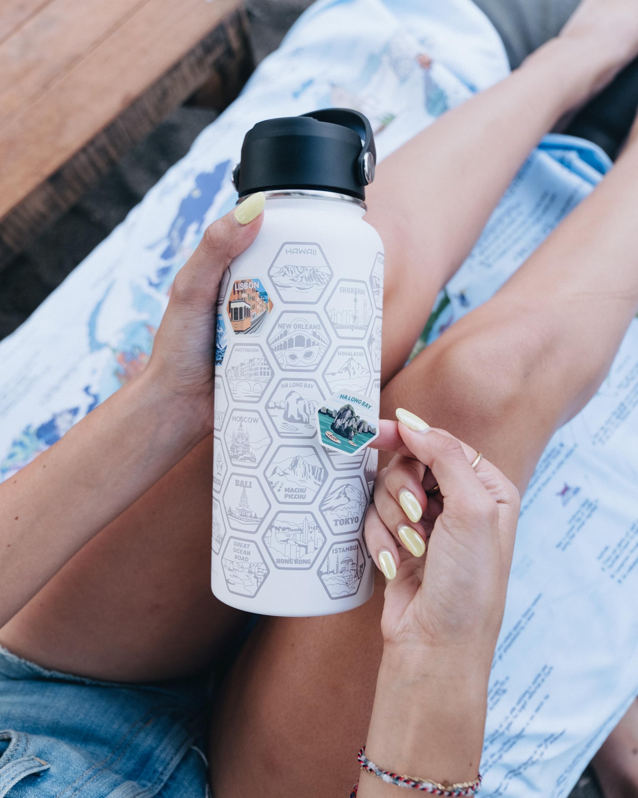 Awesome Maps Adventure Bottle - Personalisierbare Trinkflasche Reise Stickern, 1L Edelstahl, BPA-frei, auslaufsicher - Reise Geschenk für Männer und Frauen
