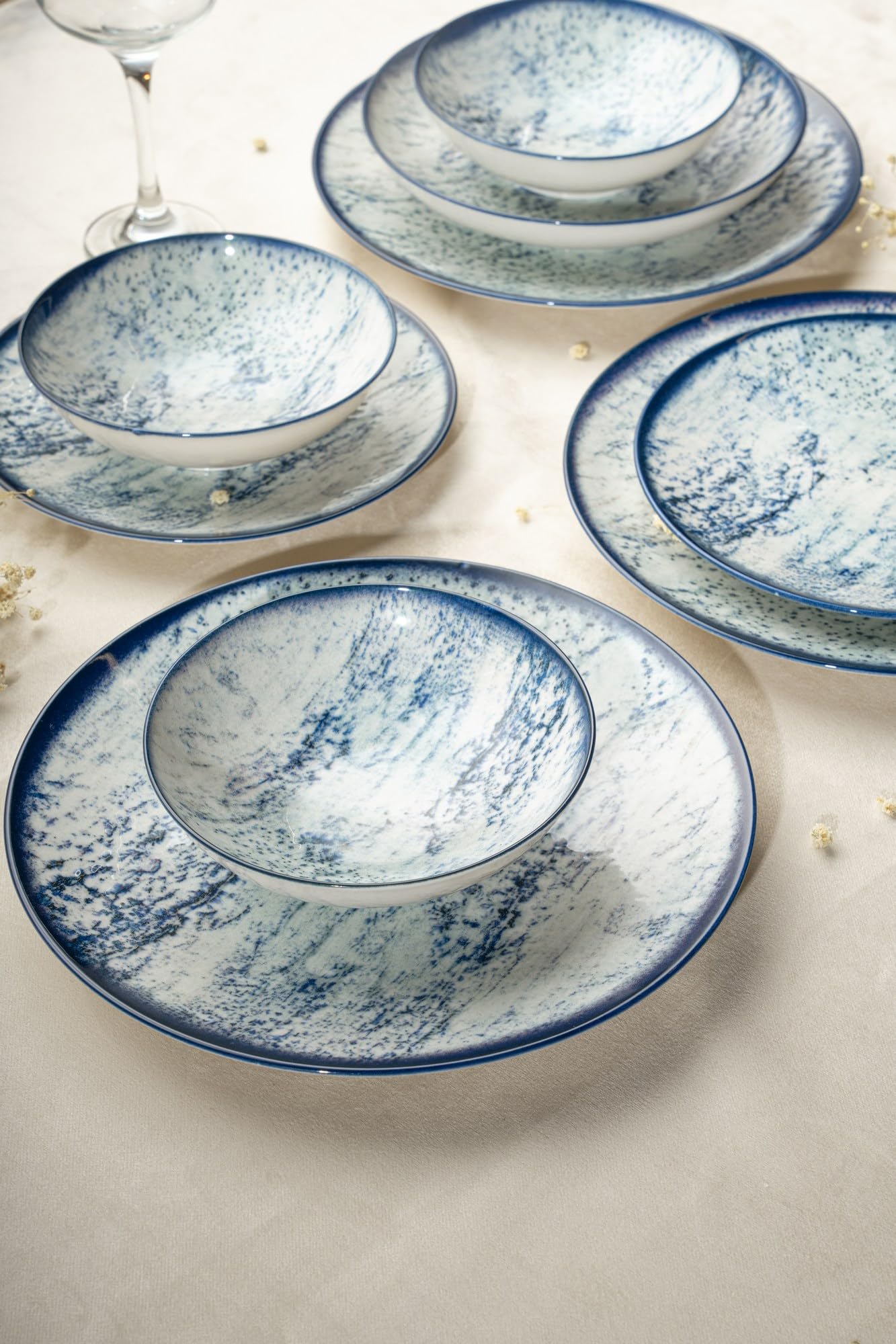 Elegancki 24-częściowy zestaw obiadowy, 100% porcelana, w zestawie talerze serwisowe, miski i talerze deserowe, można myć w zmywarce i używać w kuchence mikrofalowej, idealny na każdą okazję