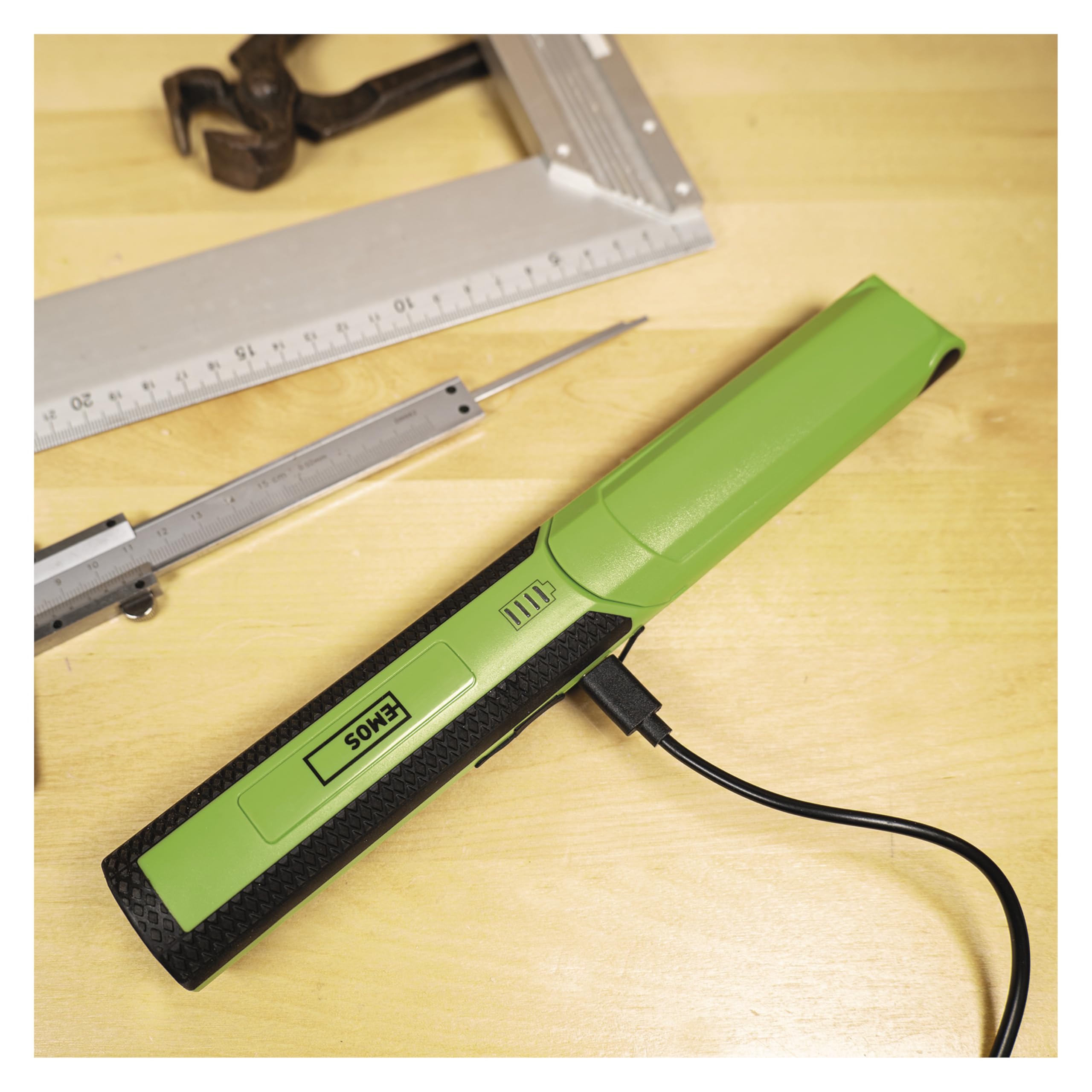 EMOS - aufladbare LED-Arbeitsleuchte ausklappbar mit Powerbank - 670lm, max. 40 m - 3 Leuchtmodi - 10 Stunden - USB-Kabel - für Hobbybastler und Außenbereich - grün-schwarz