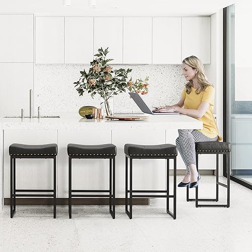 Miniatura 3 de LUE BONA Taburetes de bar ergonómicos de 24 pulgadas, cuadrados de silla de montar, juego de 3, taburete de cuero sintético sin espalda con patas de