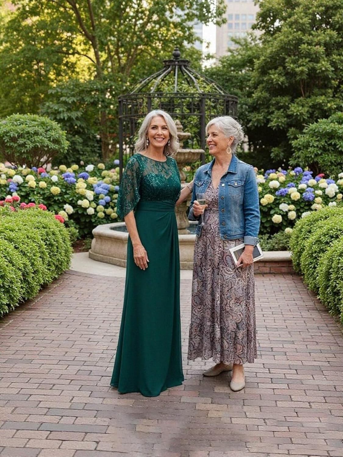 Chiffon Round Neck Mother of Brides Dress Pleated Lace Applique Elegant Empire Waist Formal Evening Gowns