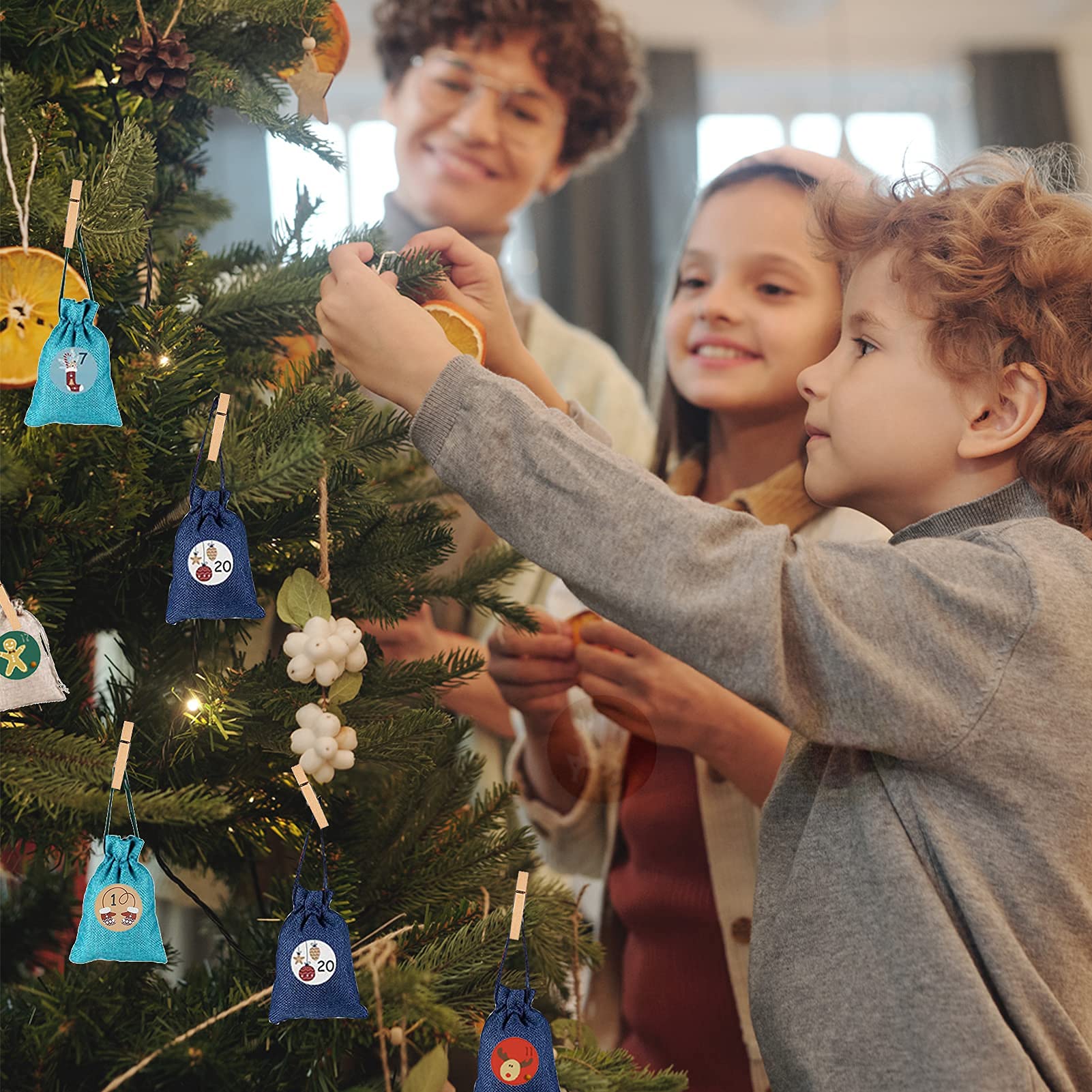 Carehabi - 24 calendriers de l'Avent à remplir, sacs en tissu, calendrier de Noël (24 sacs en tissu, 48 autocollants chiffres de l'Avent, 24 pinces en bois, 10 m de corde de chanvre) Lin/Vert/Bleu