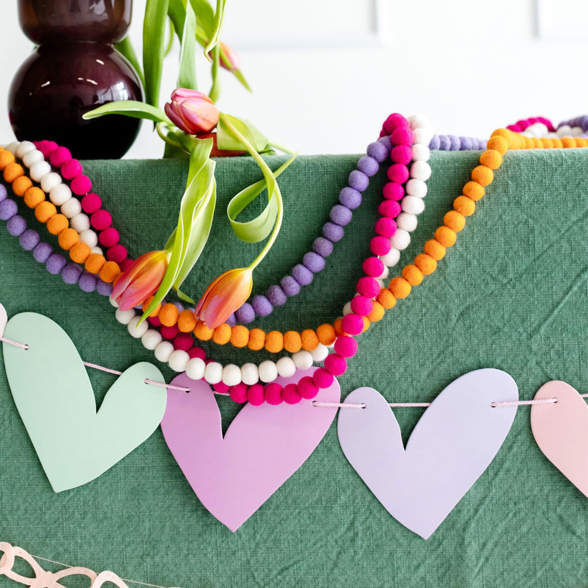 Guirnalda de corazón de papel bohemio para decoración del día de San Valentín, 16 corazones de conversación pastel para fiestas galentinas, pancarta de San Valentín preencordada de 11 pies hecha con