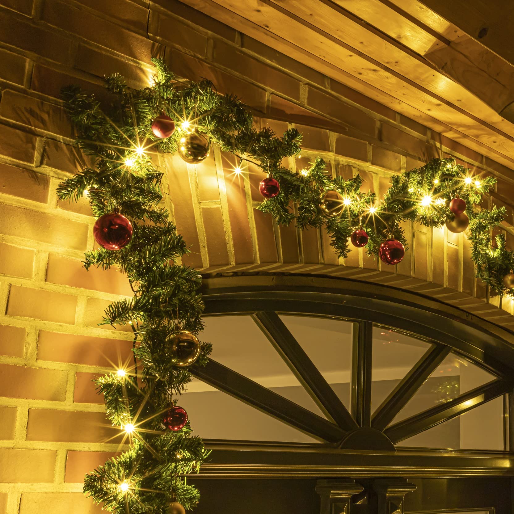 LED Weihnachtsgirlande mit Christbaumkugeln 5 Meter innen + außen in naturnaher Tannenoptik für innen und außen