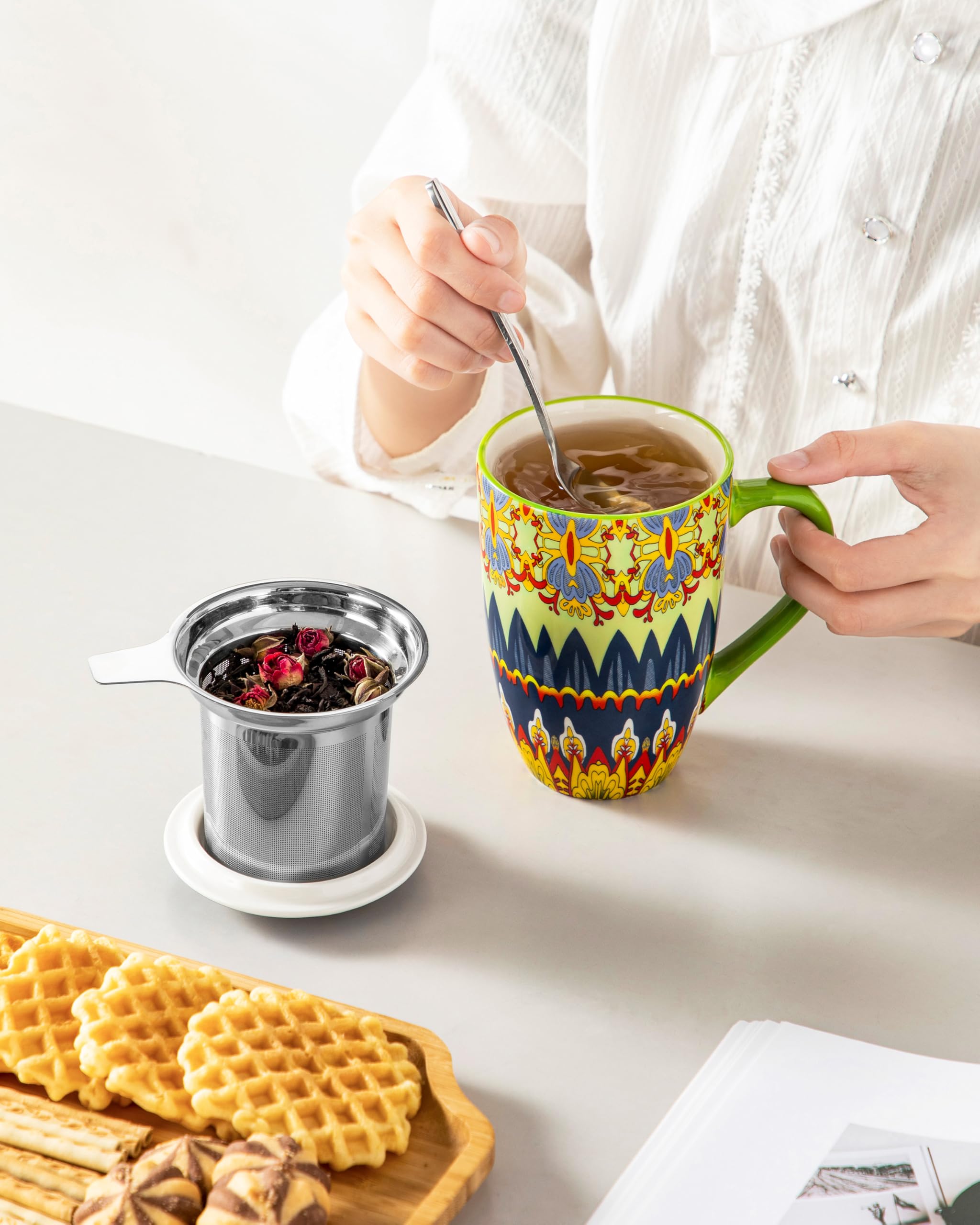vancasso Mug Tasse à Thé/Café avec Couvercle et Filtre – 540 ml Céramique, Compatible Lave-vaisselle et Micro-ondes – Cadeau Parfait – Style Bohème 01