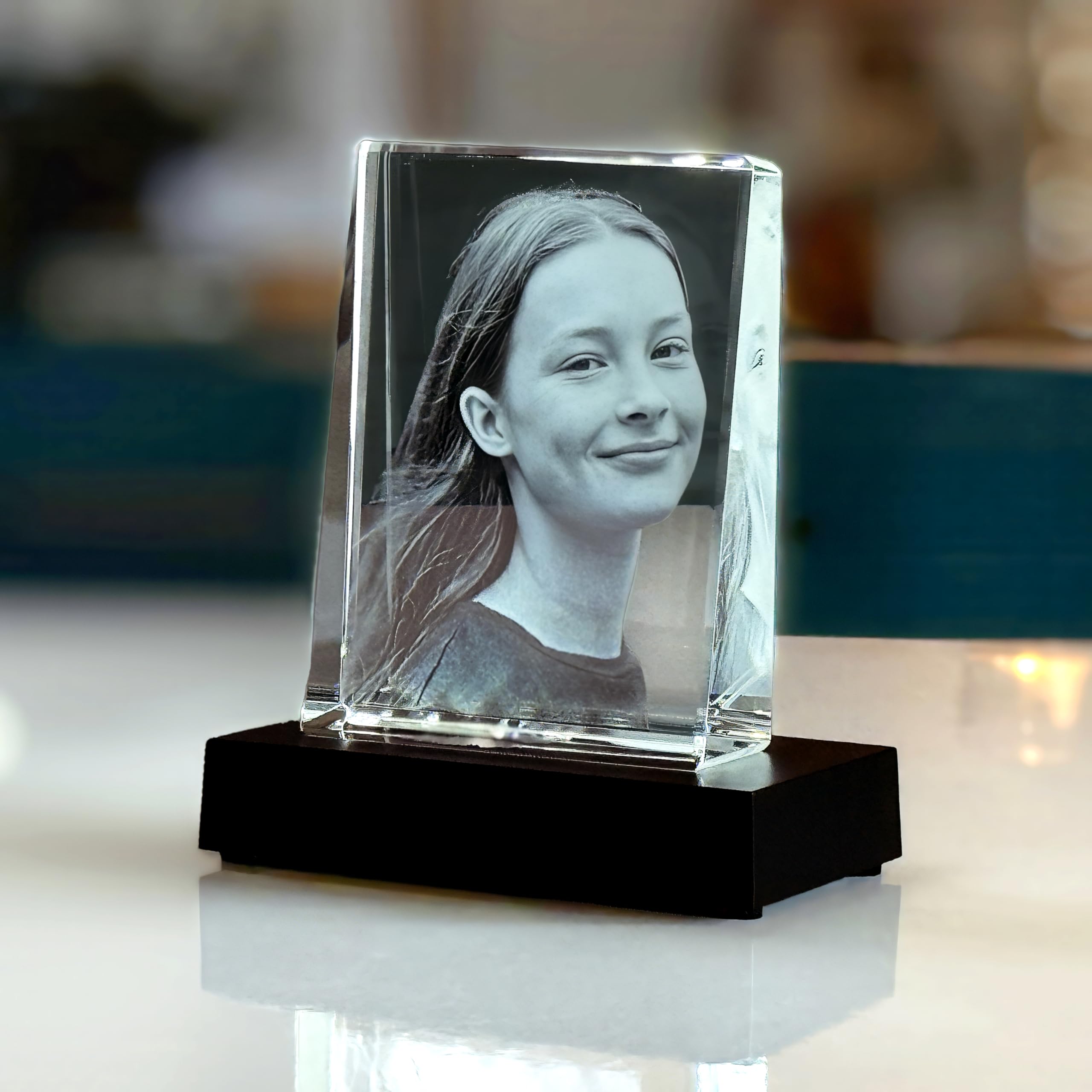 contento - 2D Glasfoto personalisiert - Foto in Glas gelasert, Kristallfoto mit LED Leuchtsockel, Geschenk für Familie, Geburtstag, Hochzeit (Kristall + Leuchtsockel, M Hochformat (10,5x8x3cm))