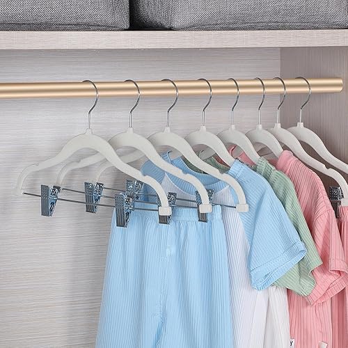 Miniatura 7 de Perchas de terciopelo para faldas para niños, paquete de 24 perchas de terciopelo para bebé con clips ajustables, perchas para pantalones, ahorro de