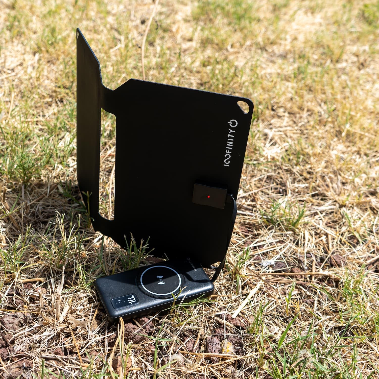 Nomadyczna składana ładowarka solarna z 1 portem USB 10W i zewnętrzną baterią 10 000 mAh z wbudowanym kablem (USB-C, Lighning, Micro USB)