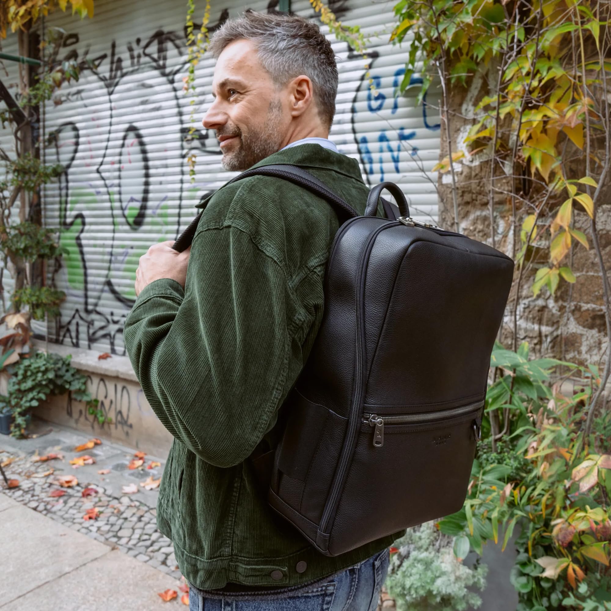 Berliner Bags Mochila Helsinki de Piel para Portátil 17", Mochila Business con RFID para Hombre y Mujer - Negro