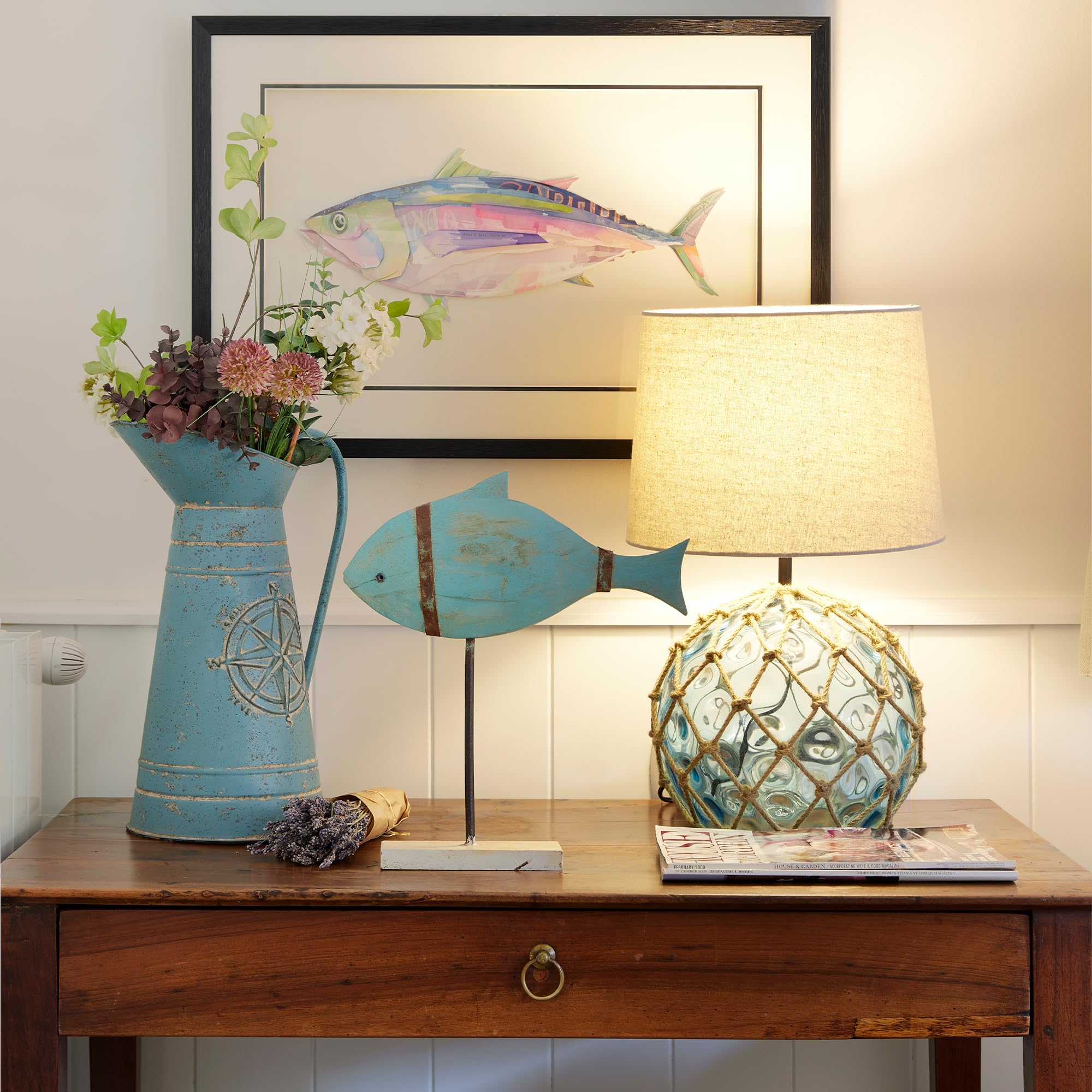 Lámpara marinera de mesa con forma de boya náutica con malla en cabo de cáñamo , lampara náutica de sobremesa Ø30cm, con pantalla cilíndrica en color crudo E27, boya de cristal Azul