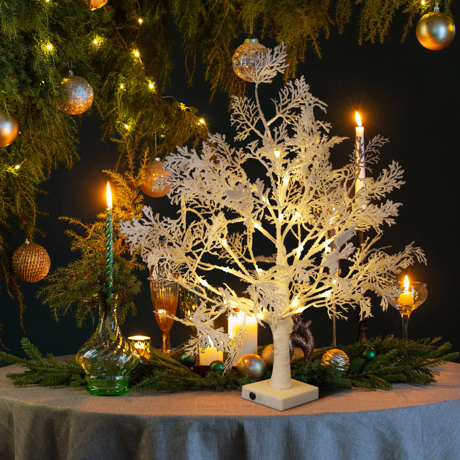 Lot de 2 sapins de Noël de table avec lumières DEL de 61 cm – Mini sapins floqués de neige blancs artificiels éclairés par piles – Décoration USB pour table d'intérieur, cheminée, décoration