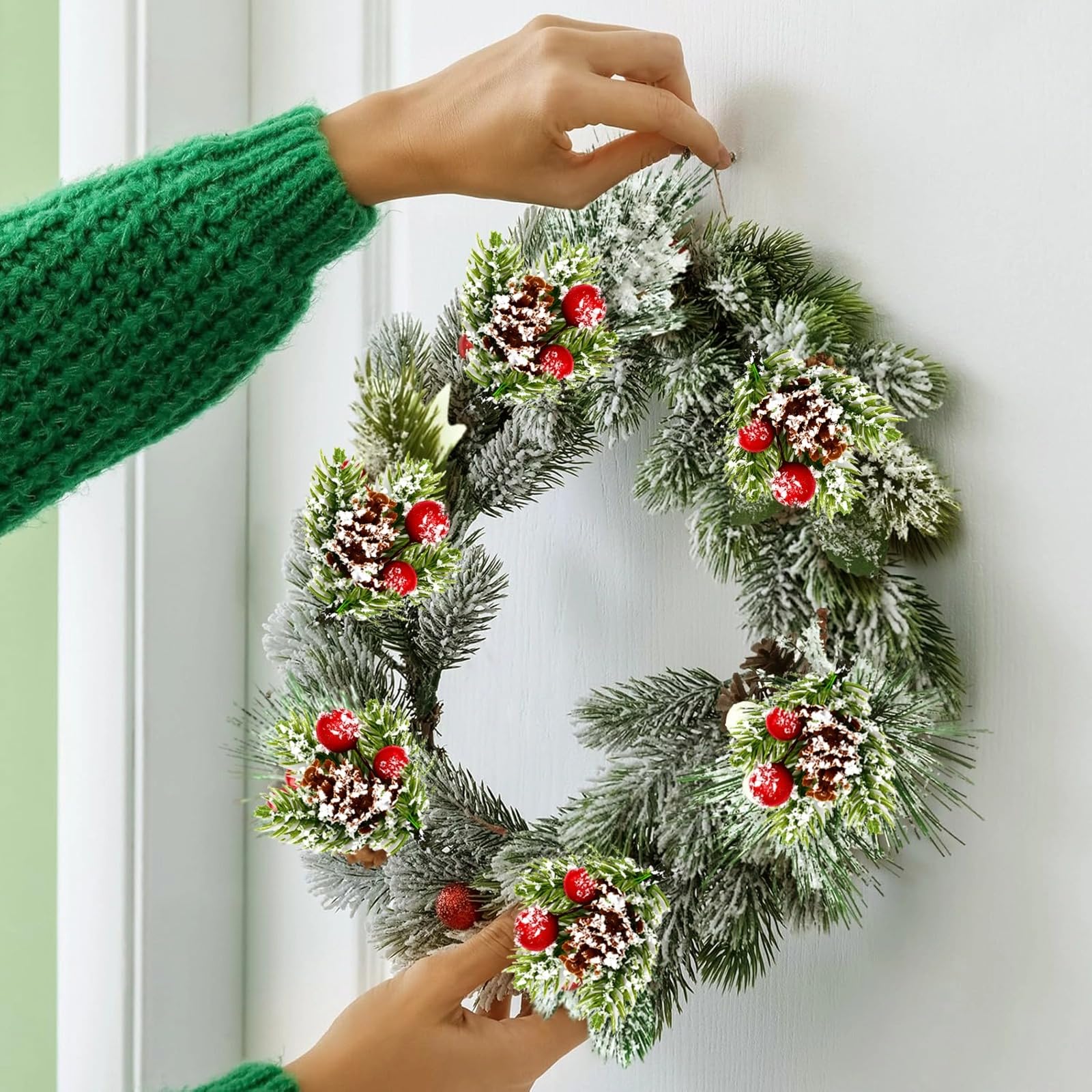 48 Stück Weihnachts Tannenzweige mit roten Beeren, künstliche Kieferzweige als Dekostäbe, für Weihnachtsbaum, Kranz und Girlande, winterliche Grünzweige für festliche Innen und Außendekoration
