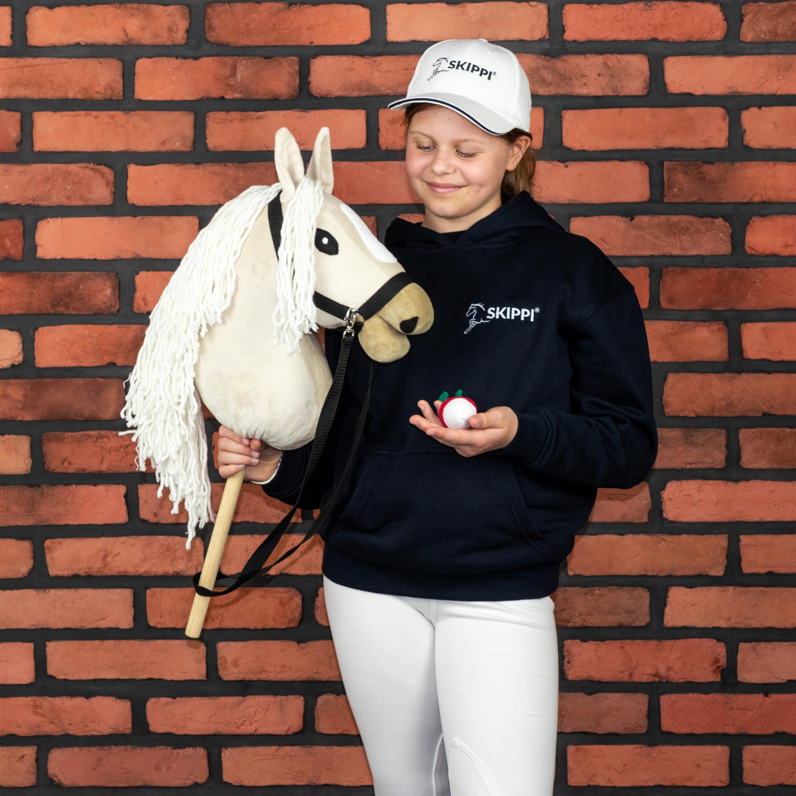 SKIPPI Hobby Horse Almond, Großes Steckenpferd A3, Halfter und Zügeln im Set, Hobby Horsing Pferd mit Zubehör, Ecru, Mandel, Hellbeiges Pferd