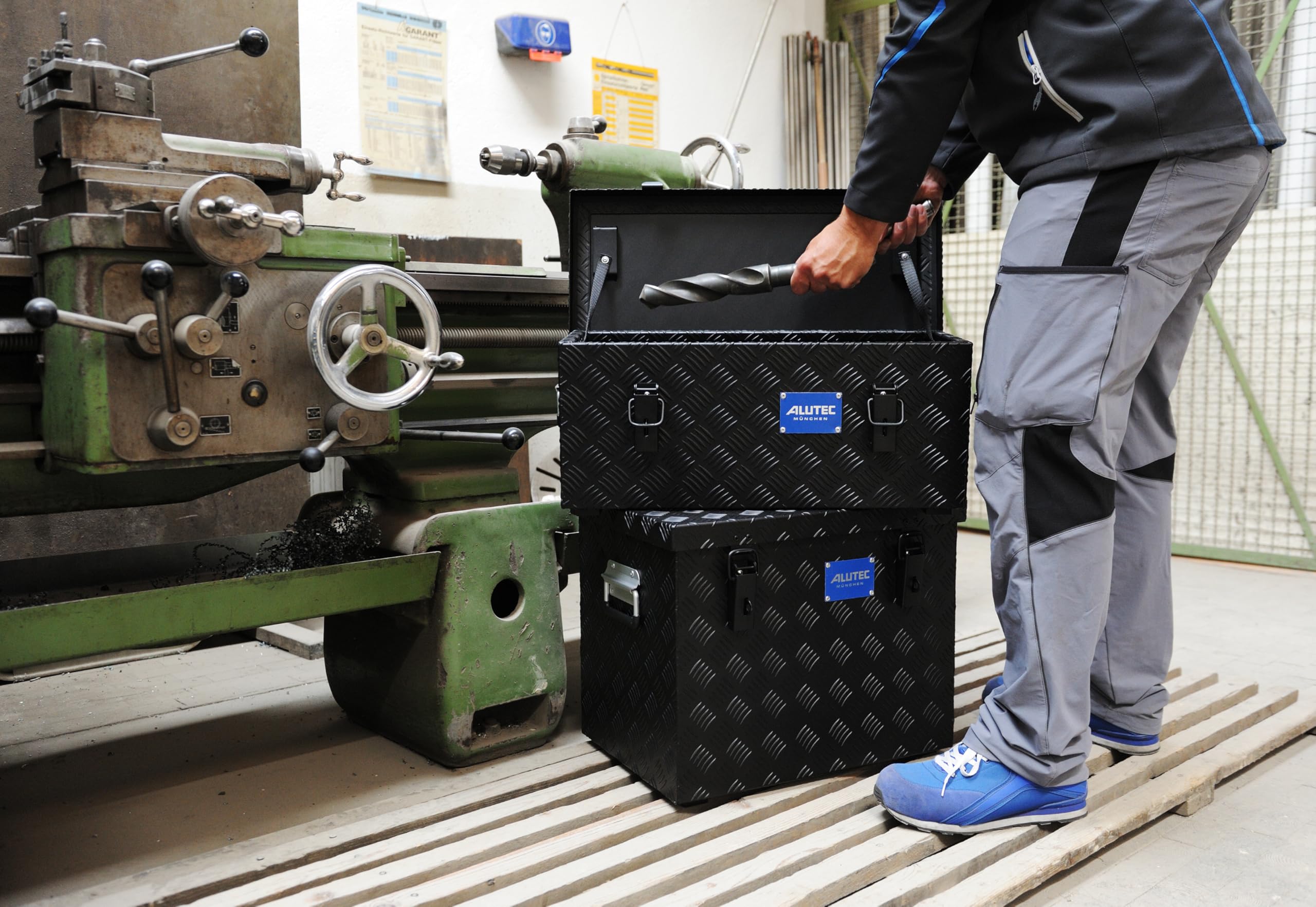 ALUTEC Aluminiumbox Extreme 37 (Farbe Schwarz, Inhalt 37 ltr., Innenmaße (LxBxH) 600 x 250 x 250 mm/Außenmaße (LxBxH) 622 x 275 x 270 mm, Aufbewahrungsbox, Alubox) 41037BLACK