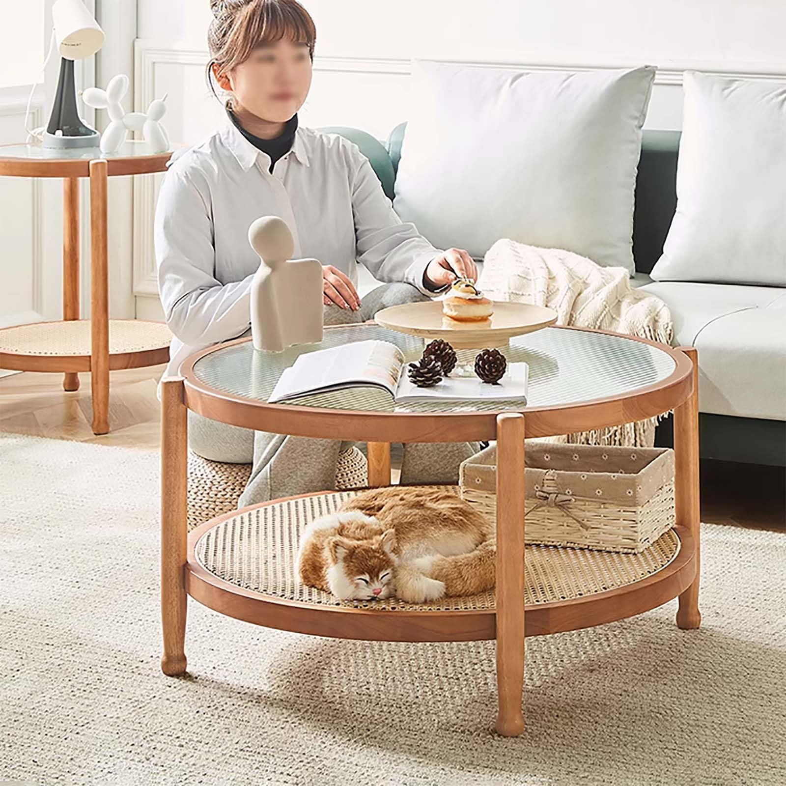 Tavolino Da Caffè Rotondo In Rattan Sintetico E Legno Massello Con Piano In Vetro Ondulato - 2 Ripiani Per Soggiorno - Naturale, 84x41 Cm