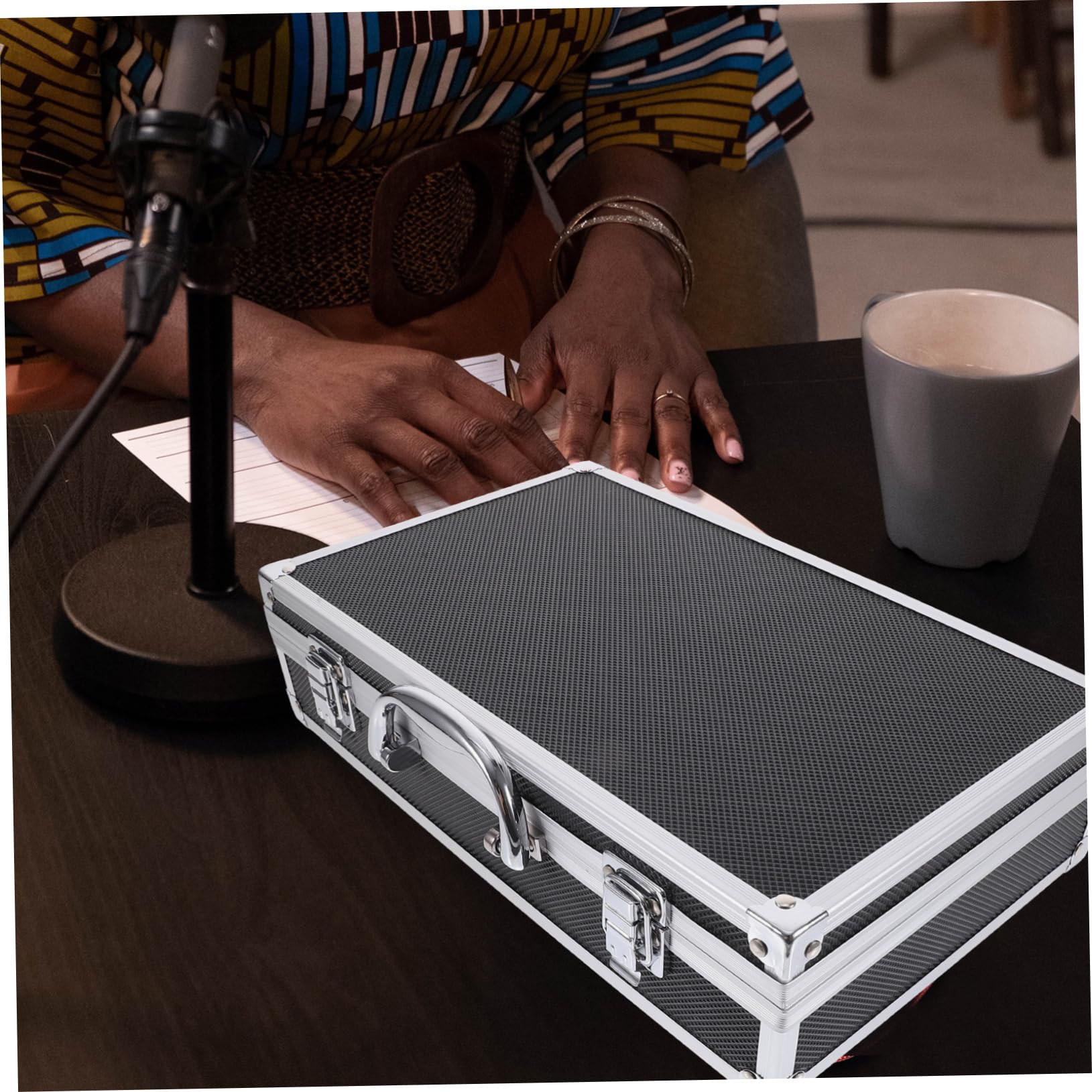 Valigia Portamicrofono Wireless in Lega di Alluminio Leggera Struttura Multi-slot e Protezione per 2 Microfoni, per Karaoke e Registrazioni